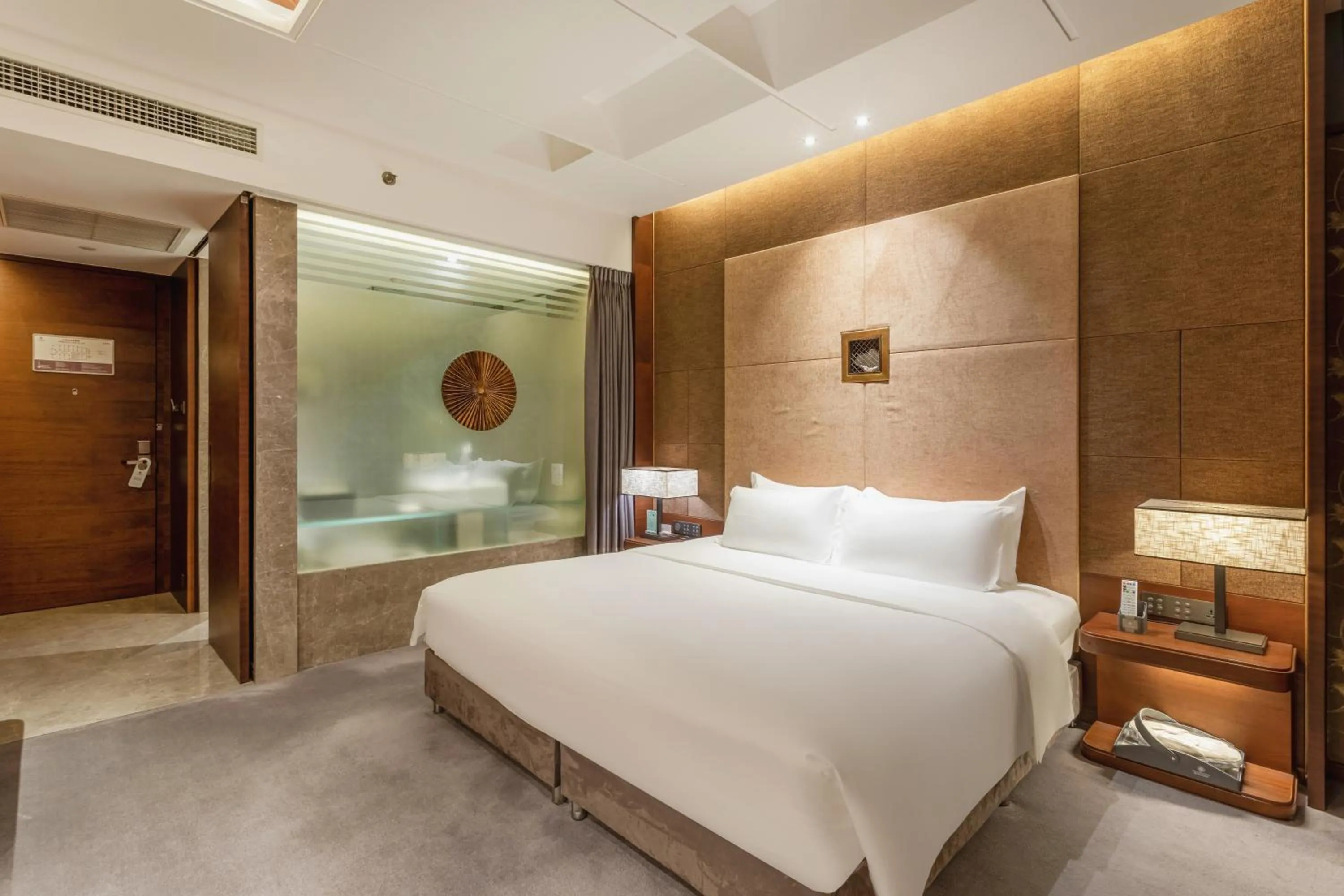 Photo of the whole room, Bed in Chongqing Jiayu Emperor Hotel