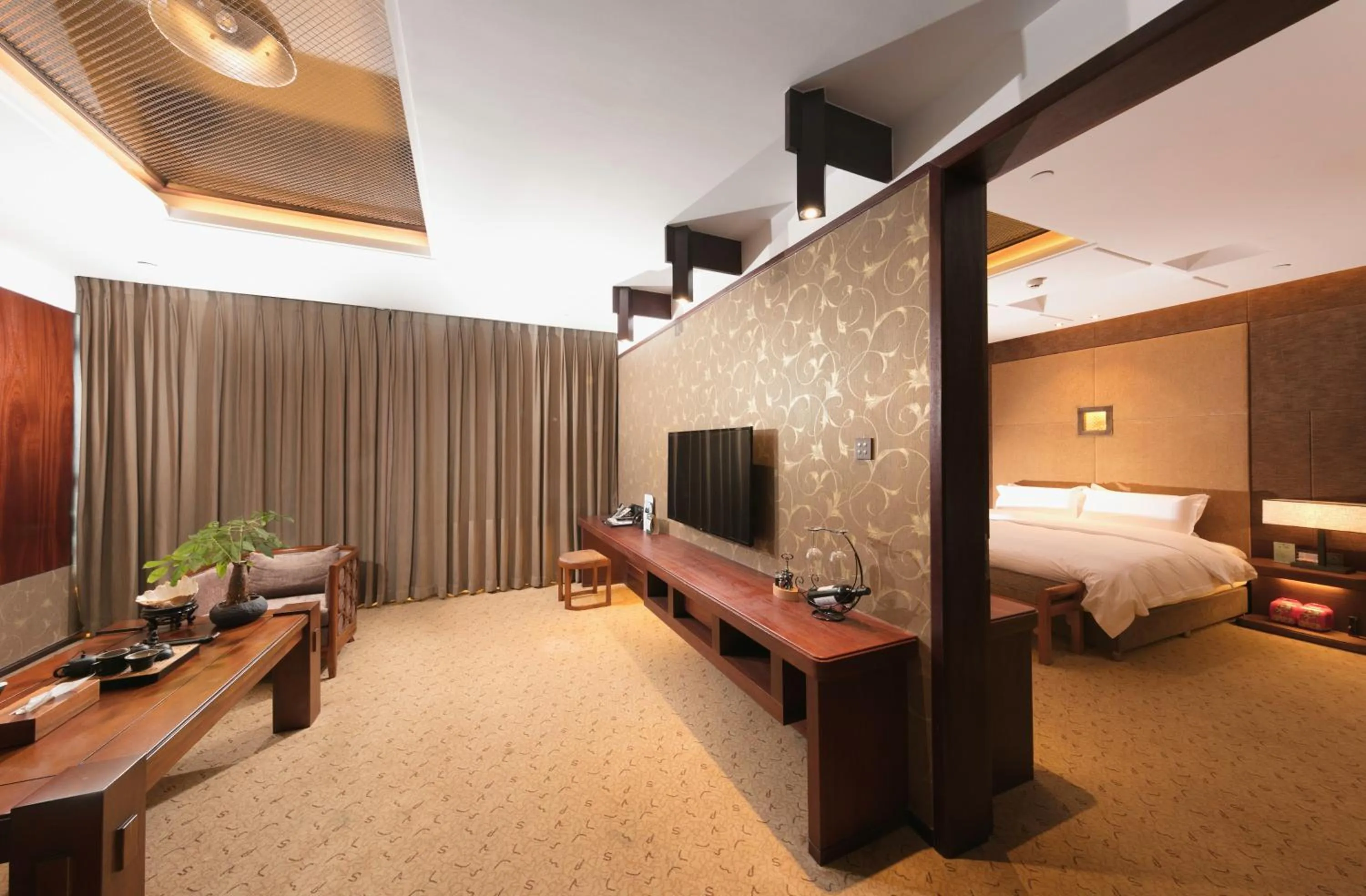 Photo of the whole room, Bed in Chongqing Jiayu Emperor Hotel