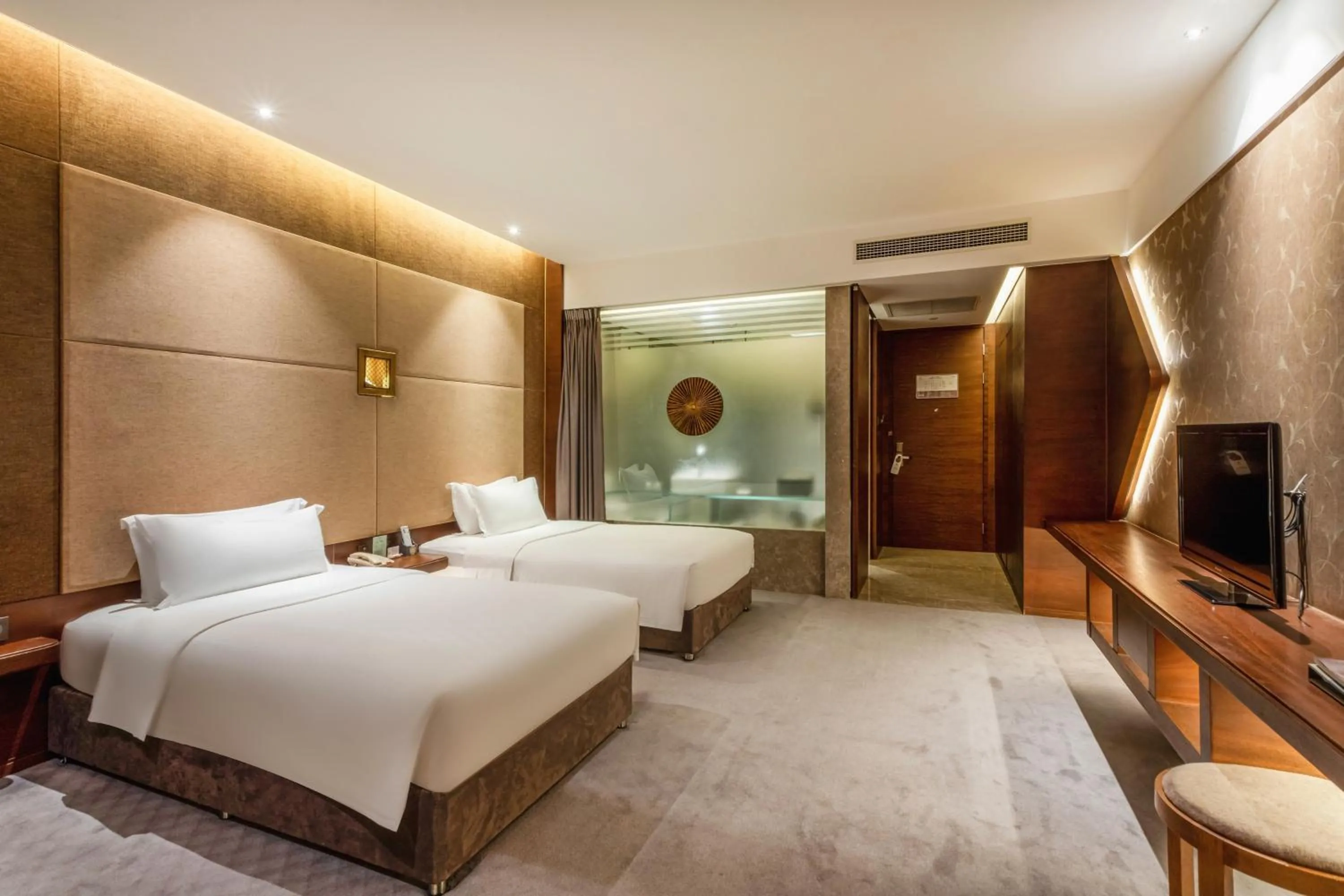 Photo of the whole room, Bed in Chongqing Jiayu Emperor Hotel