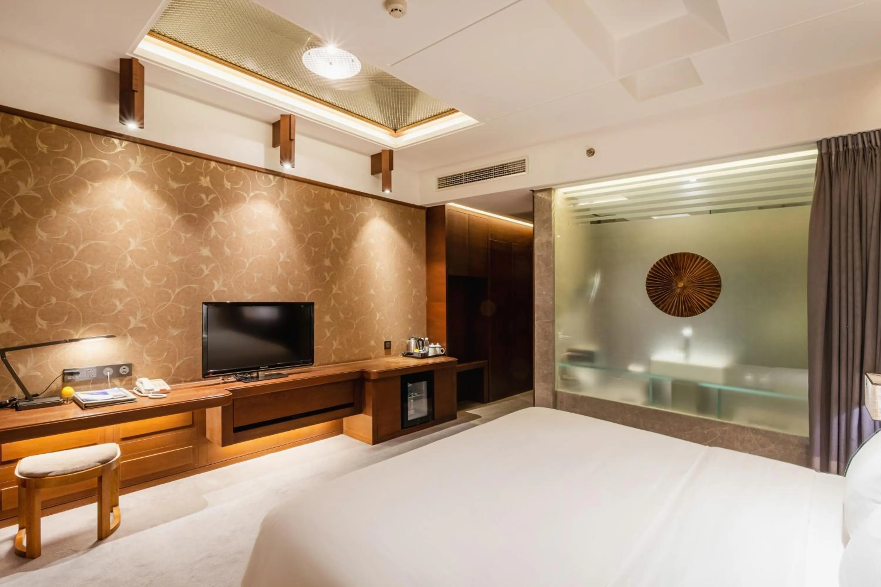 Photo of the whole room, Bed in Chongqing Jiayu Emperor Hotel