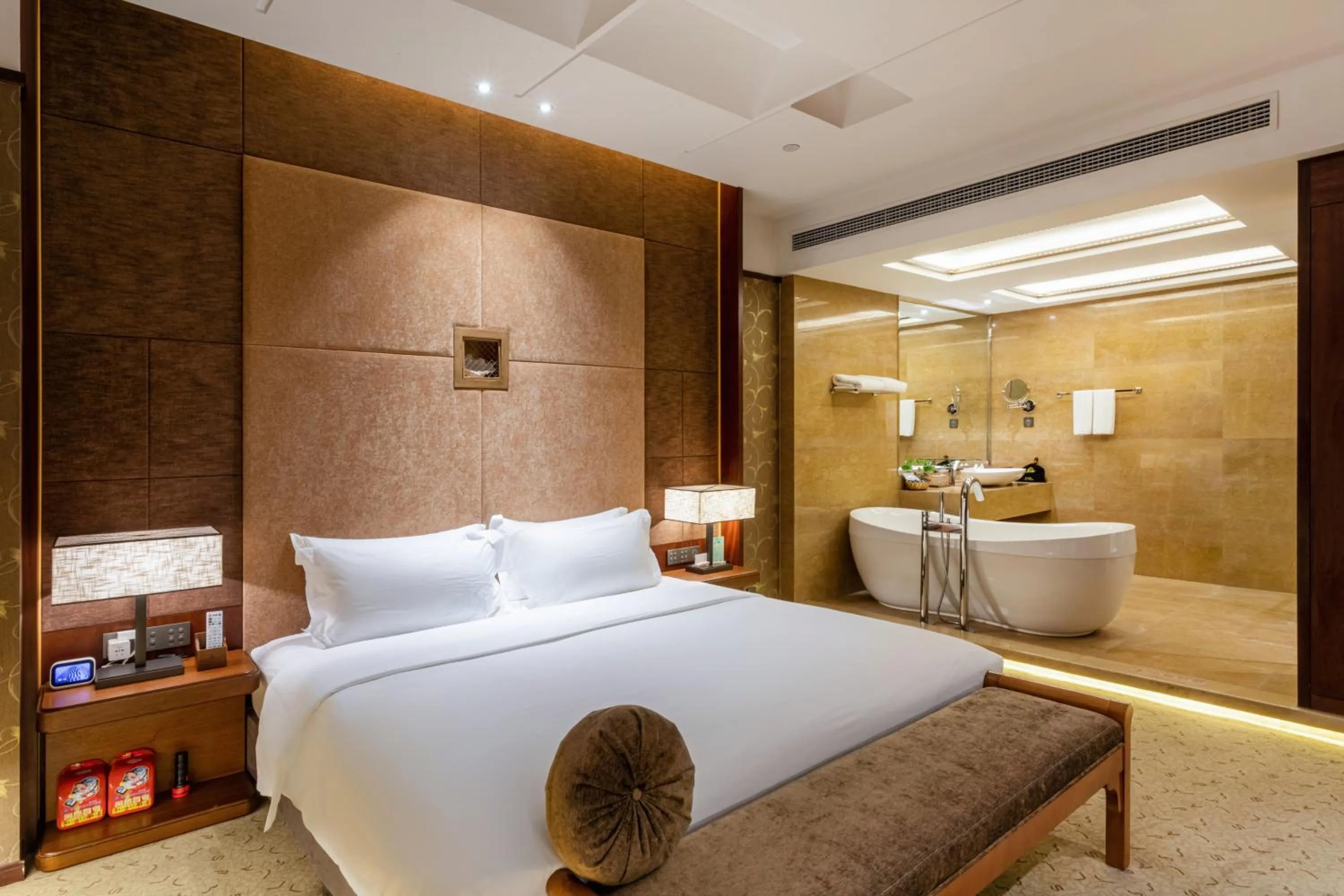 Bed in Chongqing Jiayu Emperor Hotel