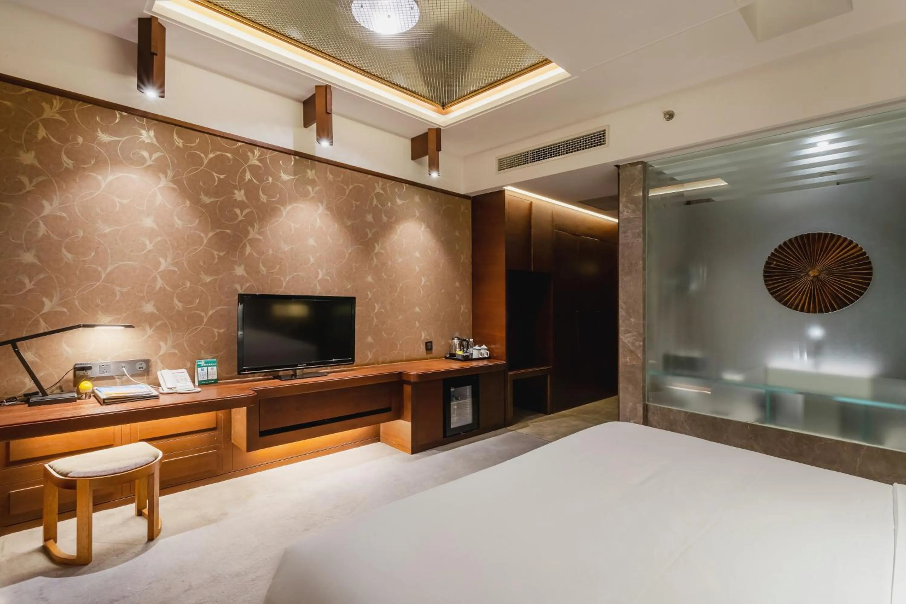 Bedroom, Bed in Chongqing Jiayu Emperor Hotel