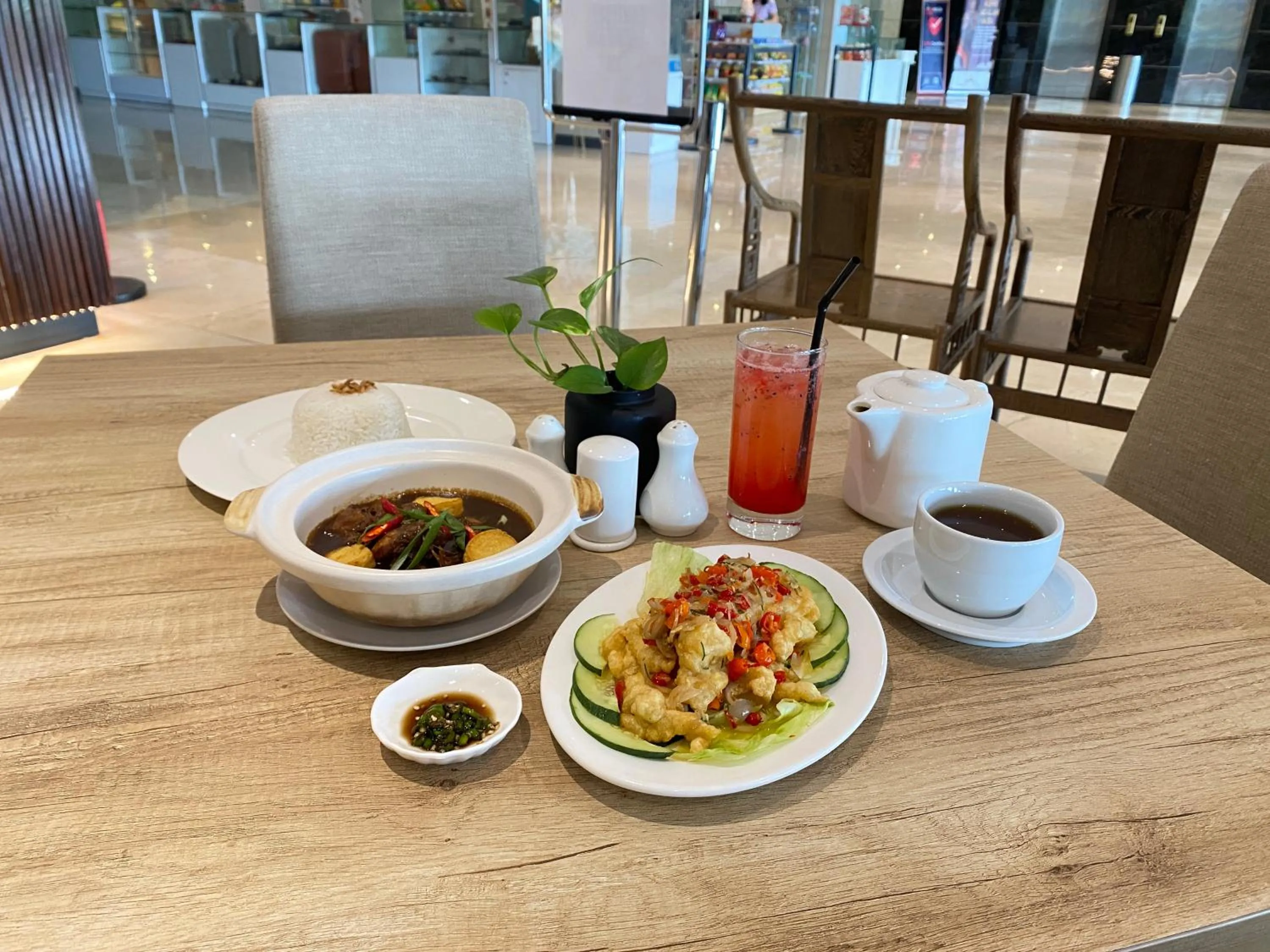 Food and drinks in Alltrue Sydney Hotel Batam Center