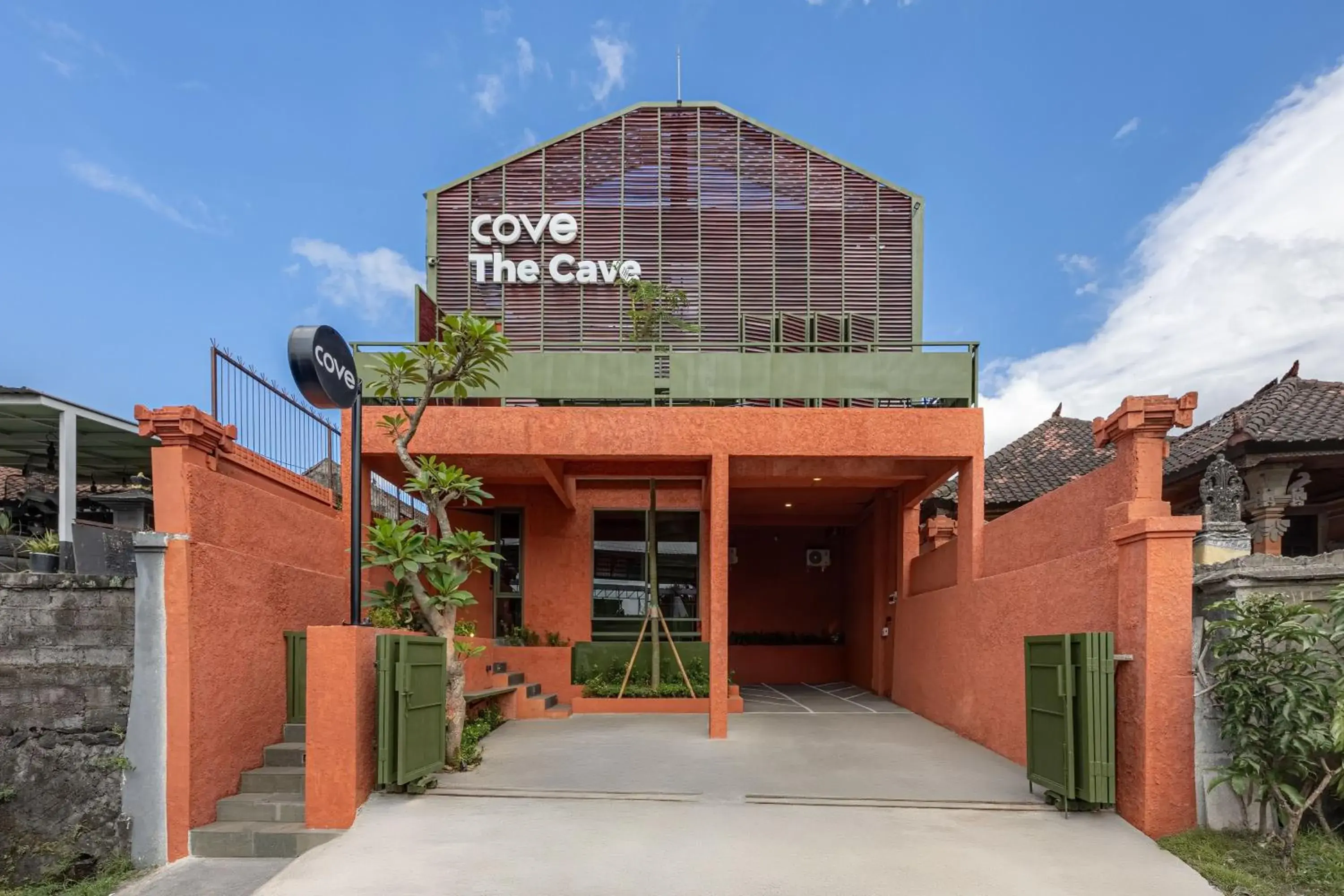 Property building in Cove The Cave Property building in Cove The Cave