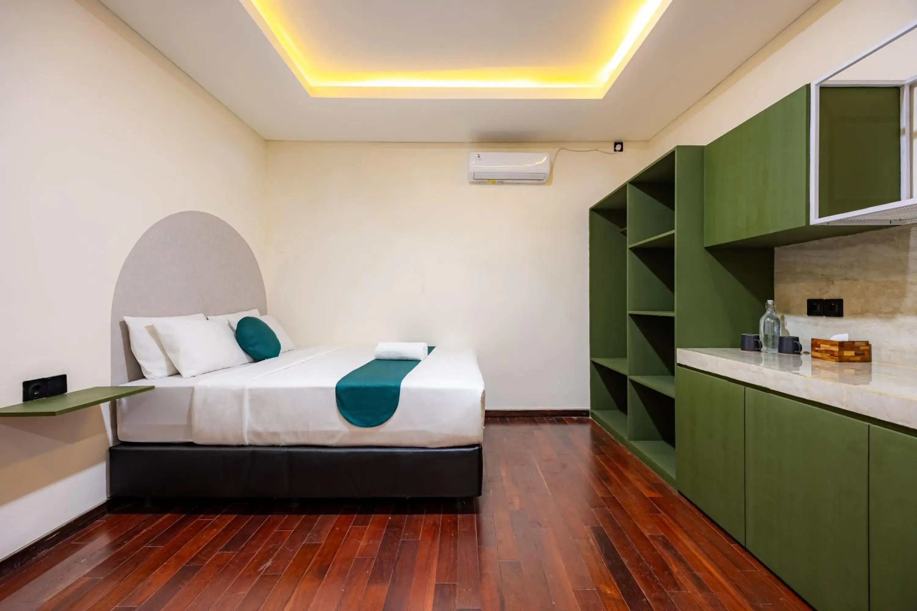 Bedroom, Bed in Cove The Cave Bedroom, Bed in Cove The Cave