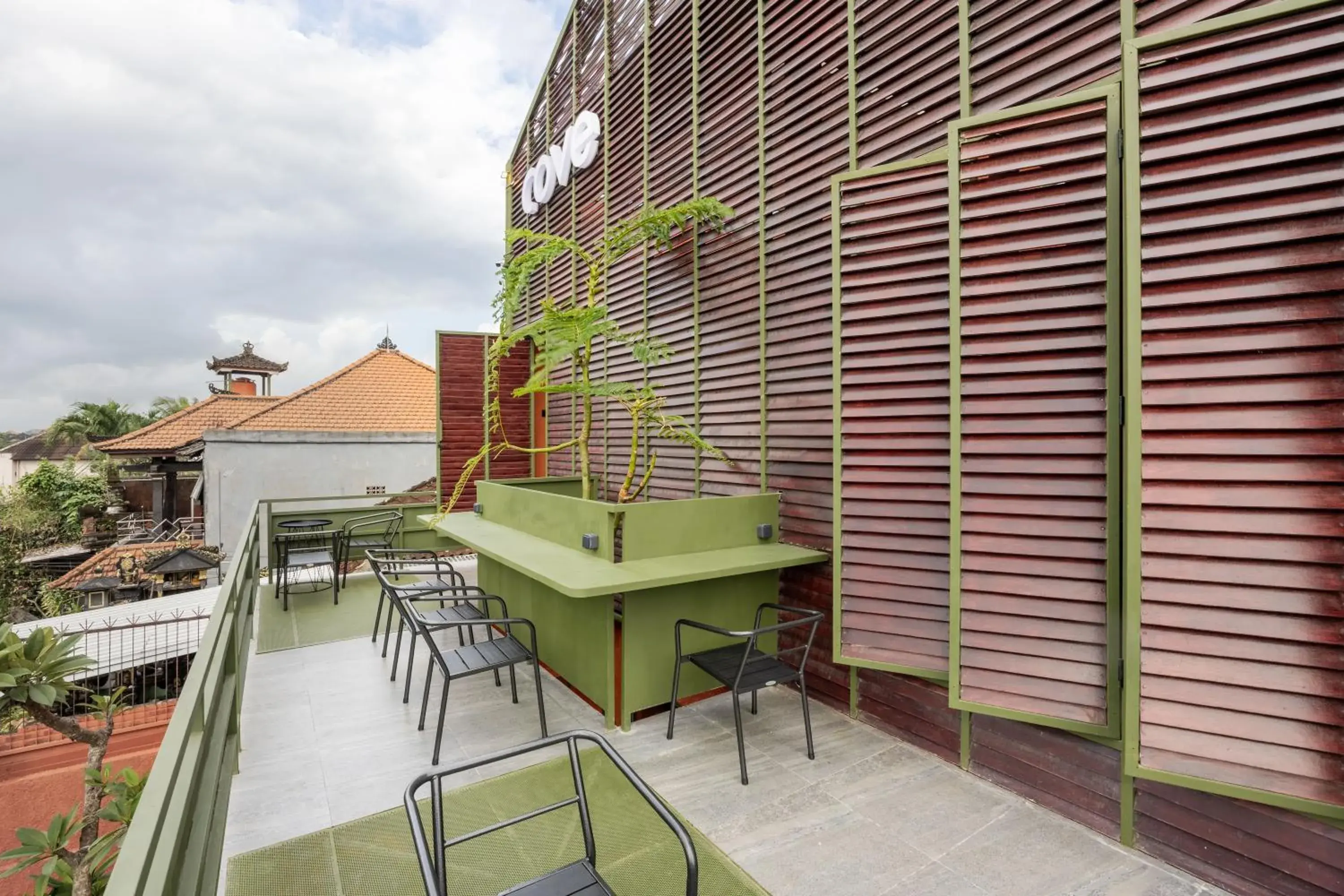 Property building in Cove The Cave Property building in Cove The Cave