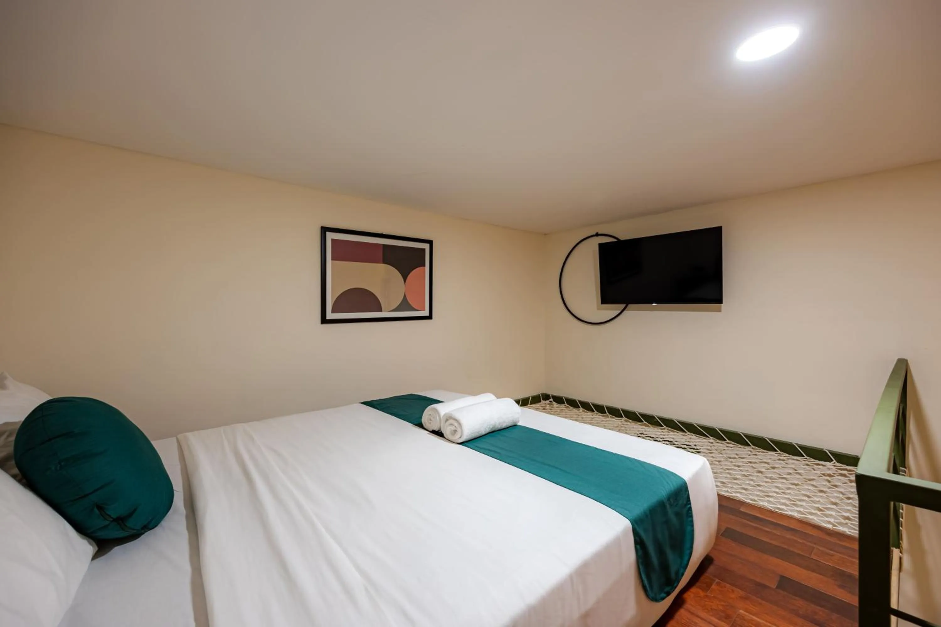 Bedroom, Bed in Cove The Cave