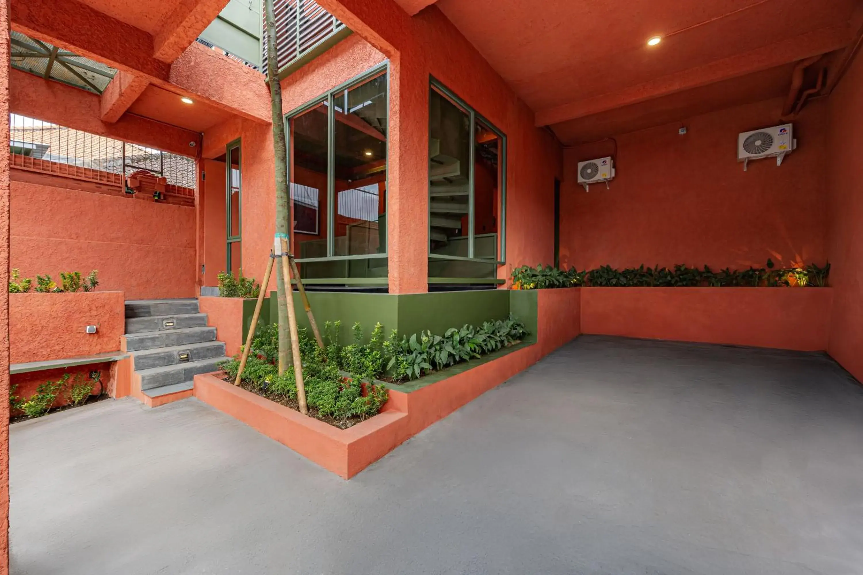 Property building in Cove The Cave Property building in Cove The Cave