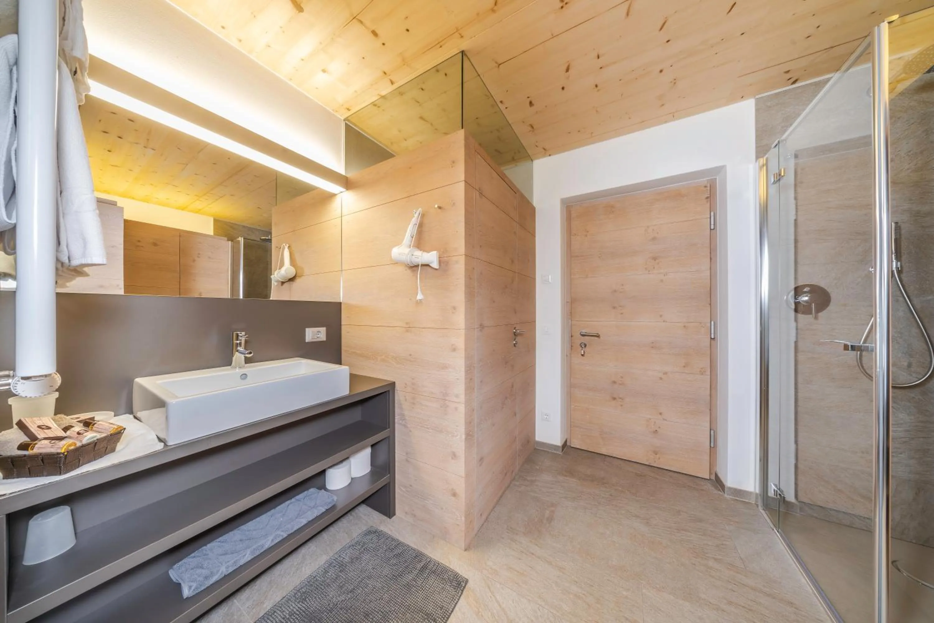 Bathroom, Bed in Garni Tramans