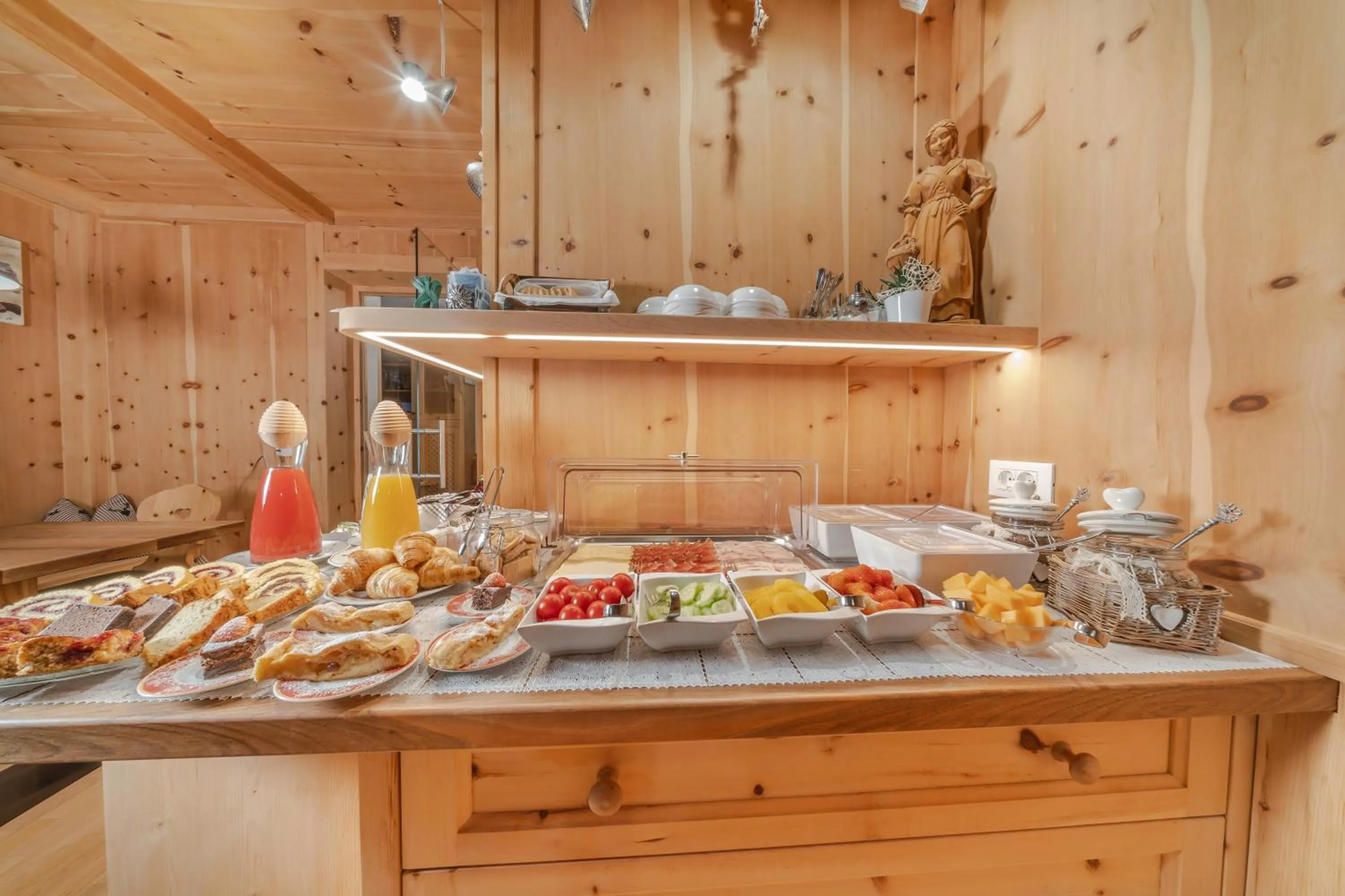 Buffet breakfast in Garni Tramans