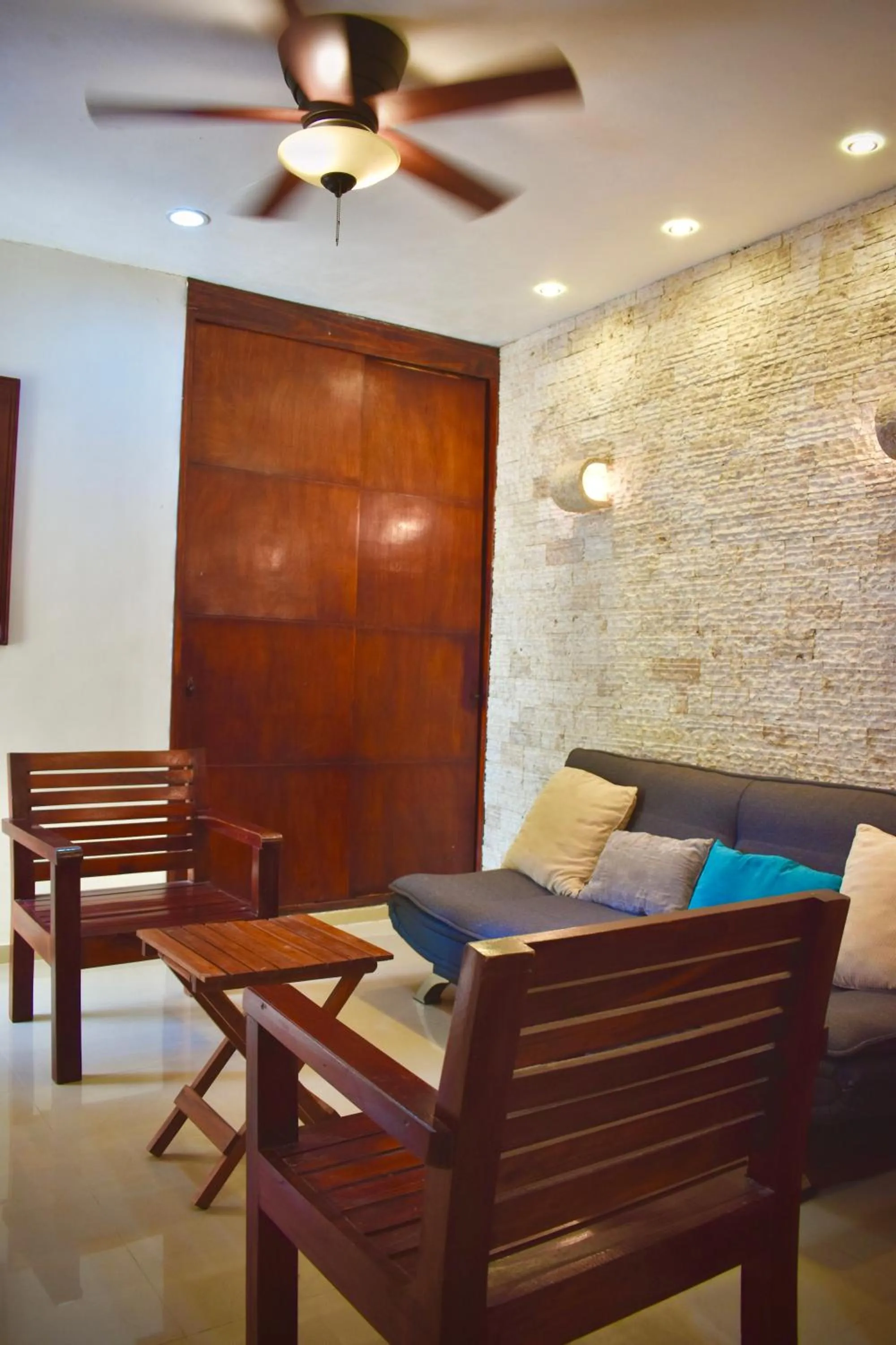 Living room in El Zaguán Colonial by GuruHotel