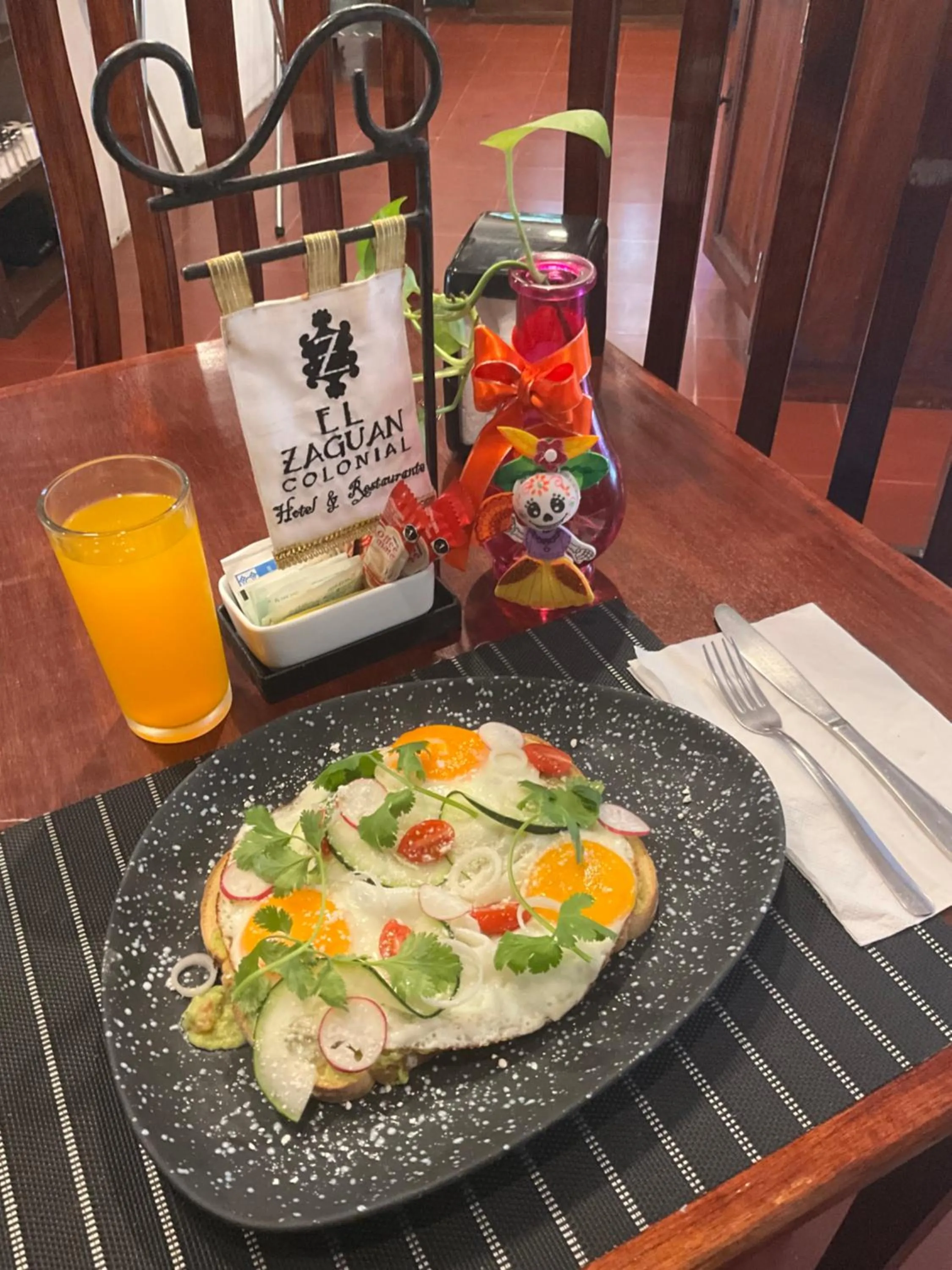 Restaurant/places to eat in El Zaguán Colonial by GuruHotel