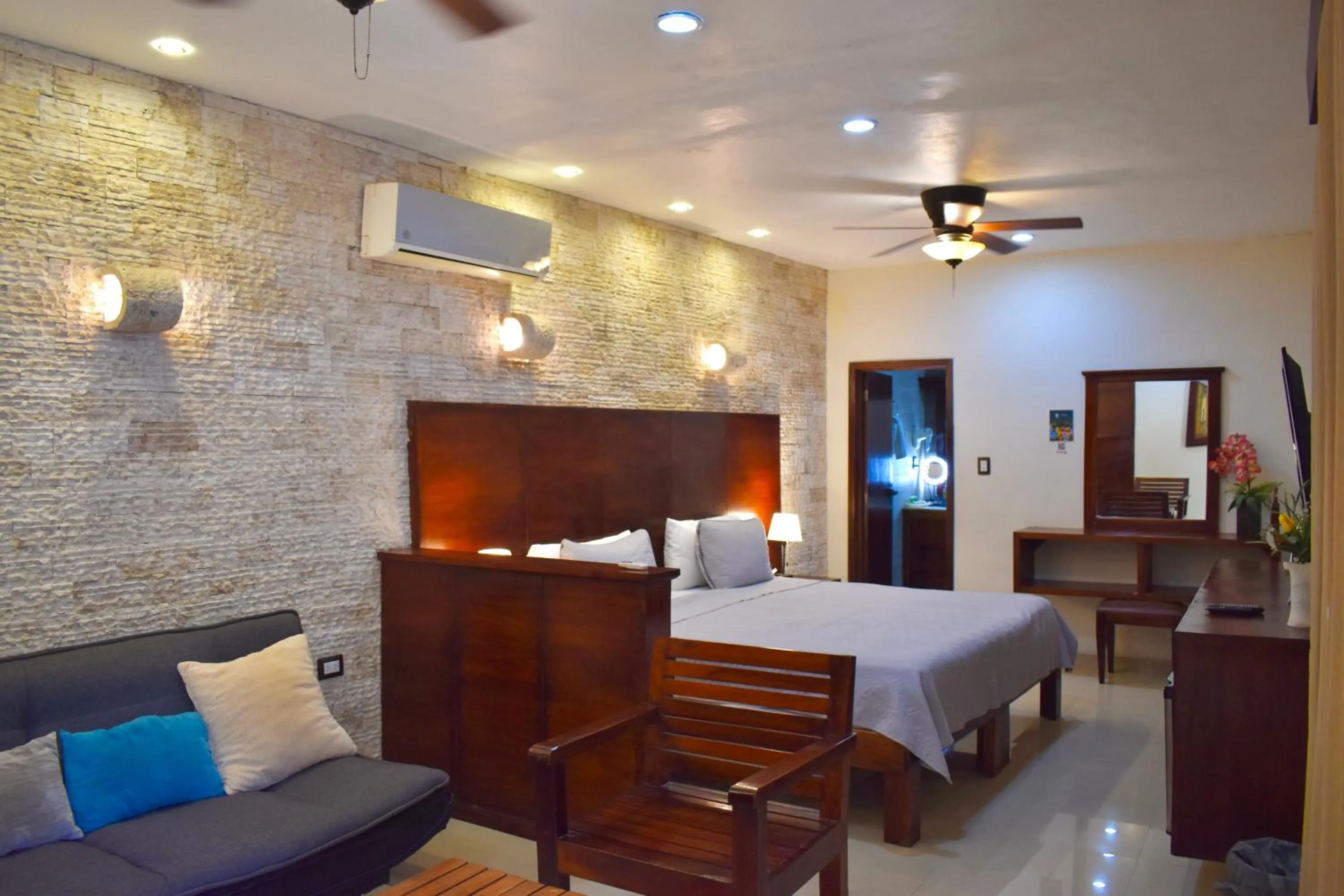 Photo of the whole room, Bed in El Zaguán Colonial by GuruHotel