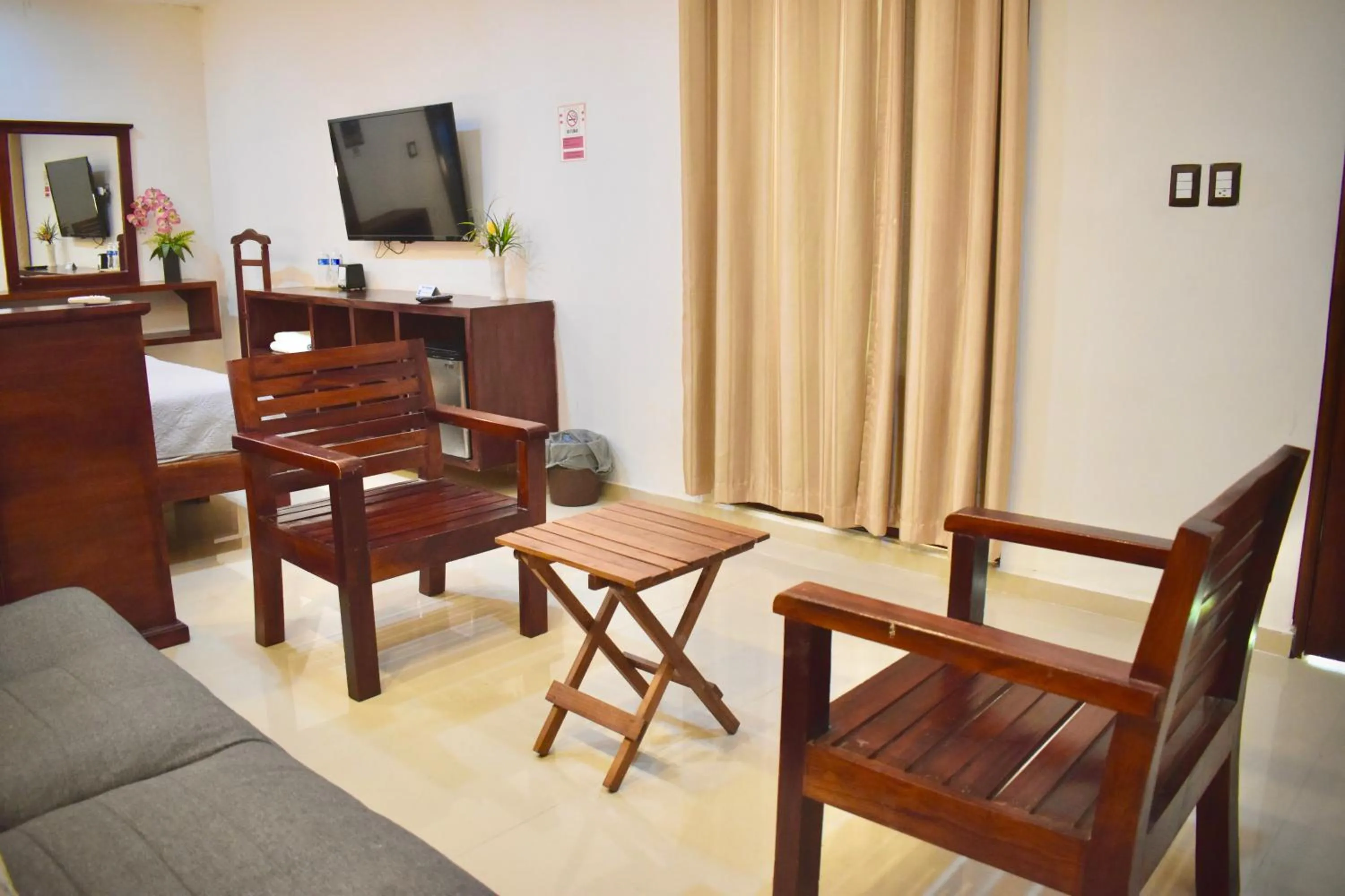 Living room in El Zaguán Colonial by GuruHotel