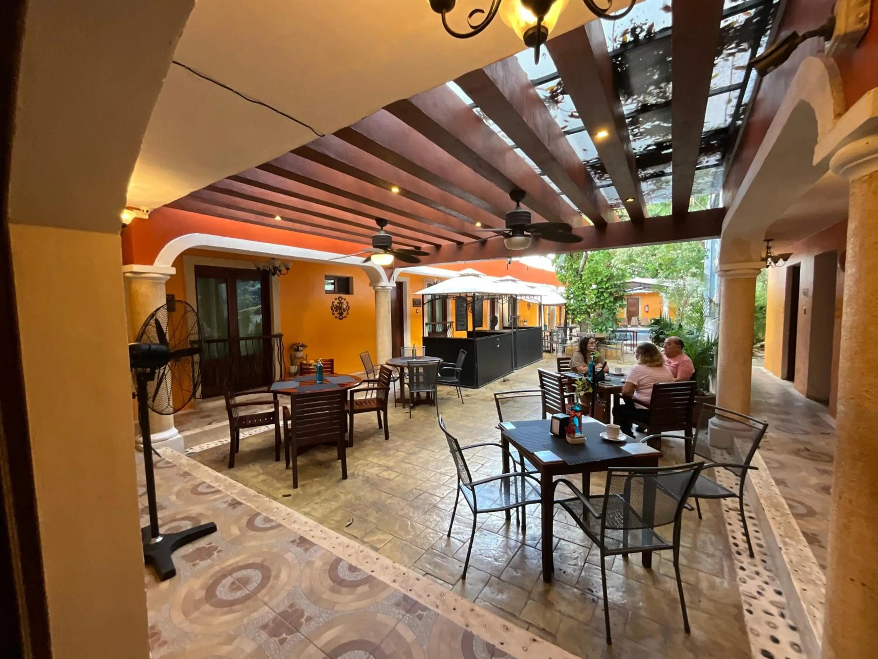 Restaurant/places to eat in El Zaguán Colonial by GuruHotel
