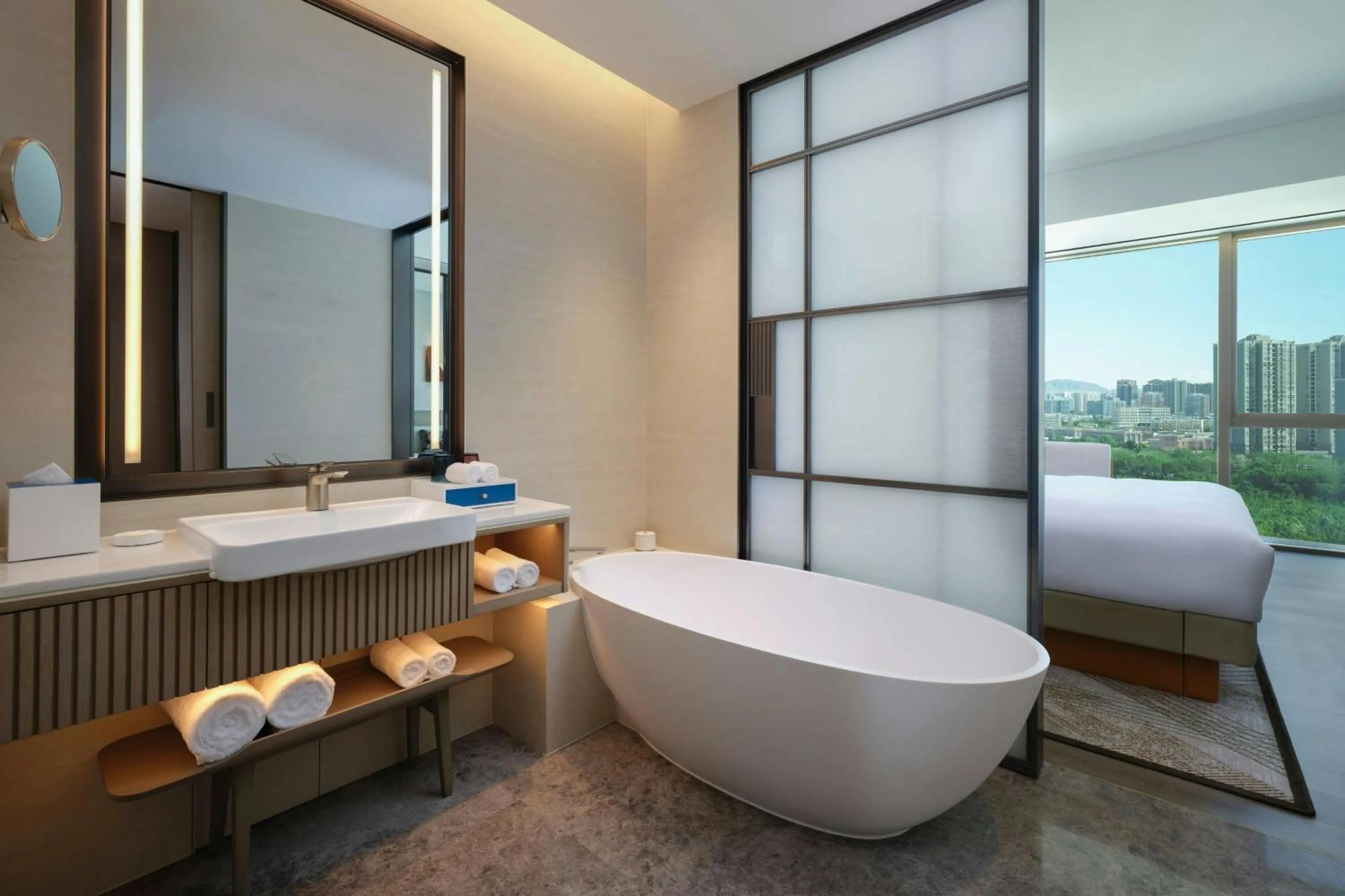 Bathroom, Bed in 库尔勒绿发万怡酒店