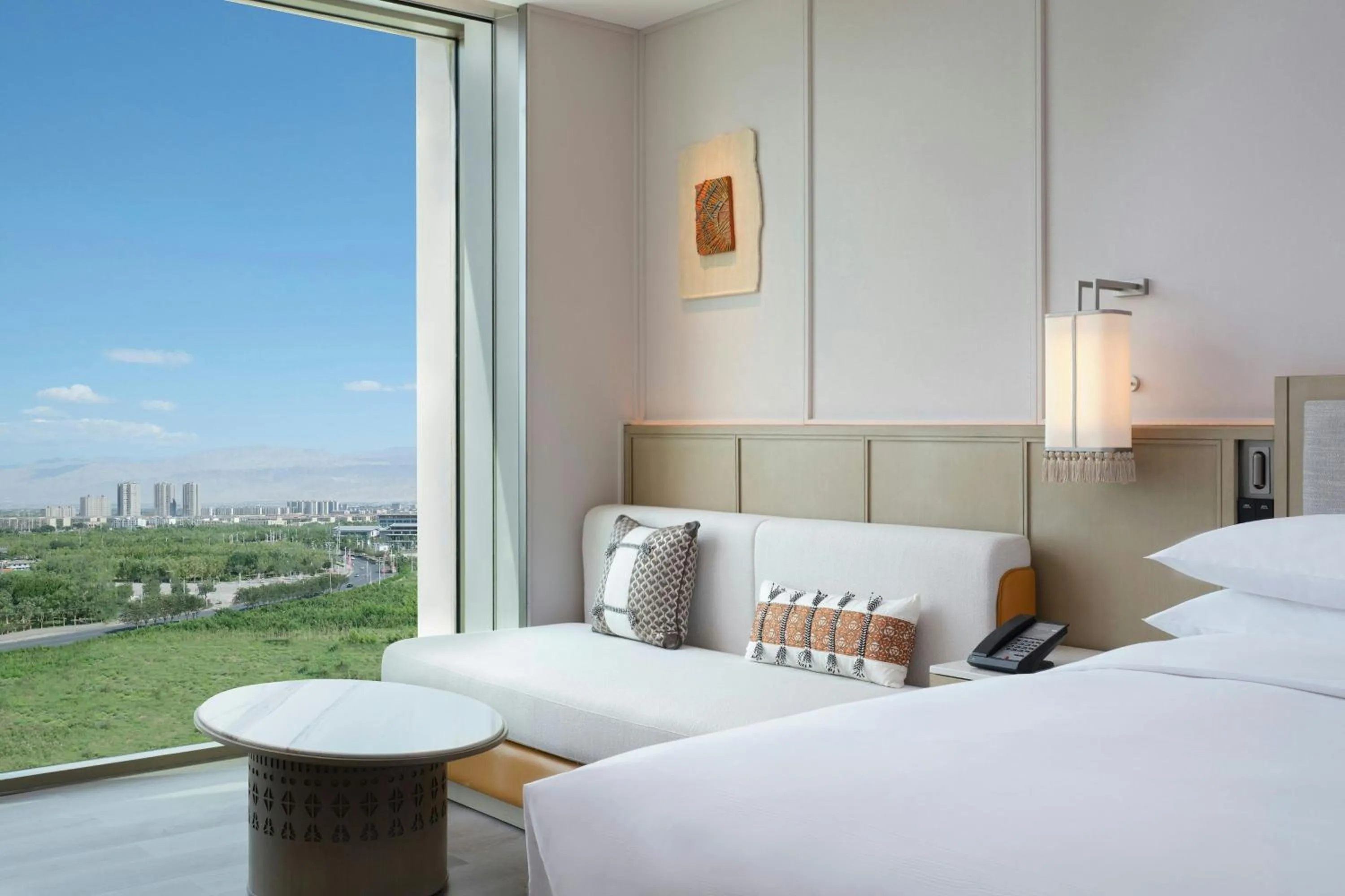 Living room, Bed in 库尔勒绿发万怡酒店