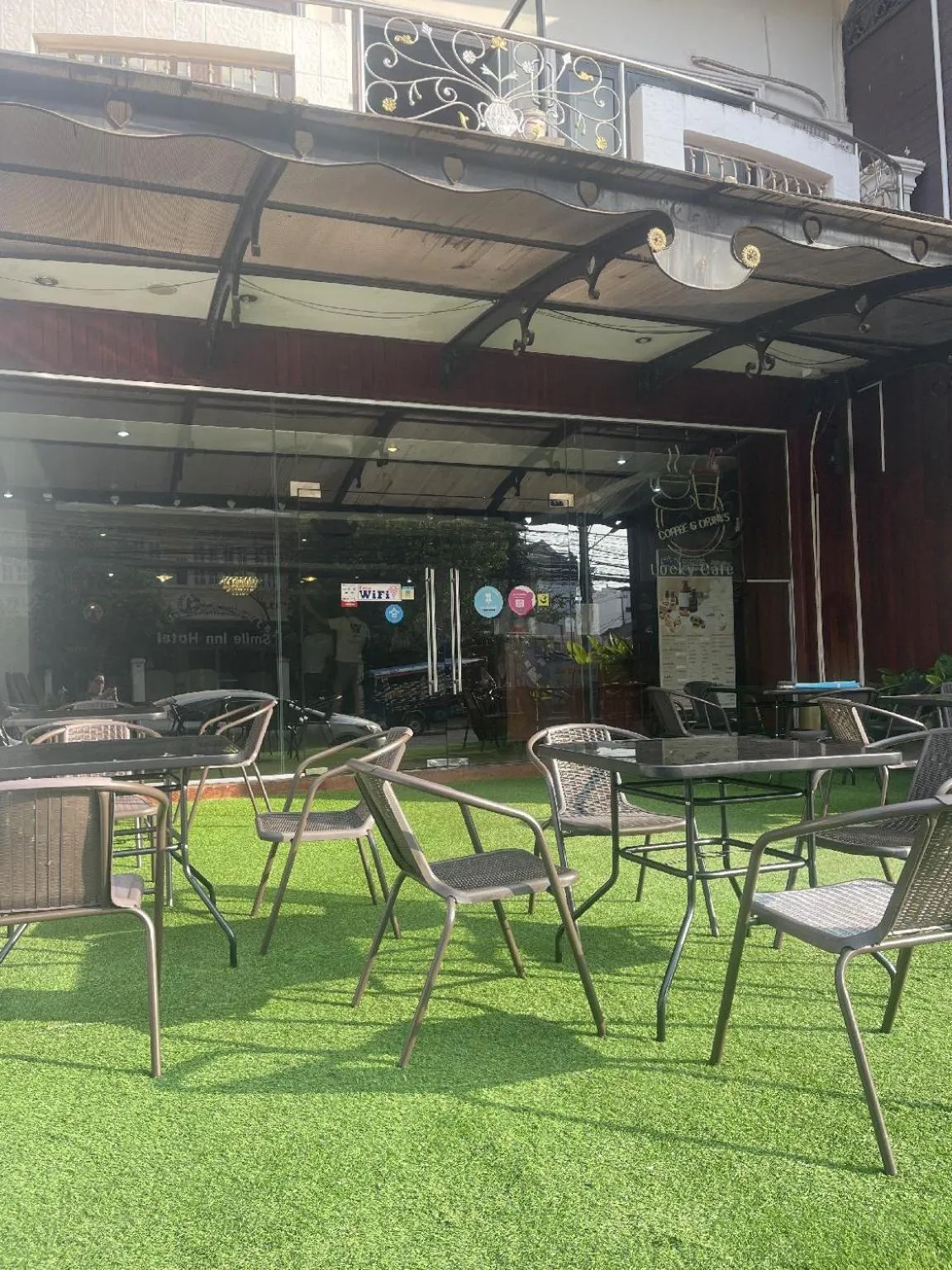 Restaurant/places to eat in Lucky city hotel