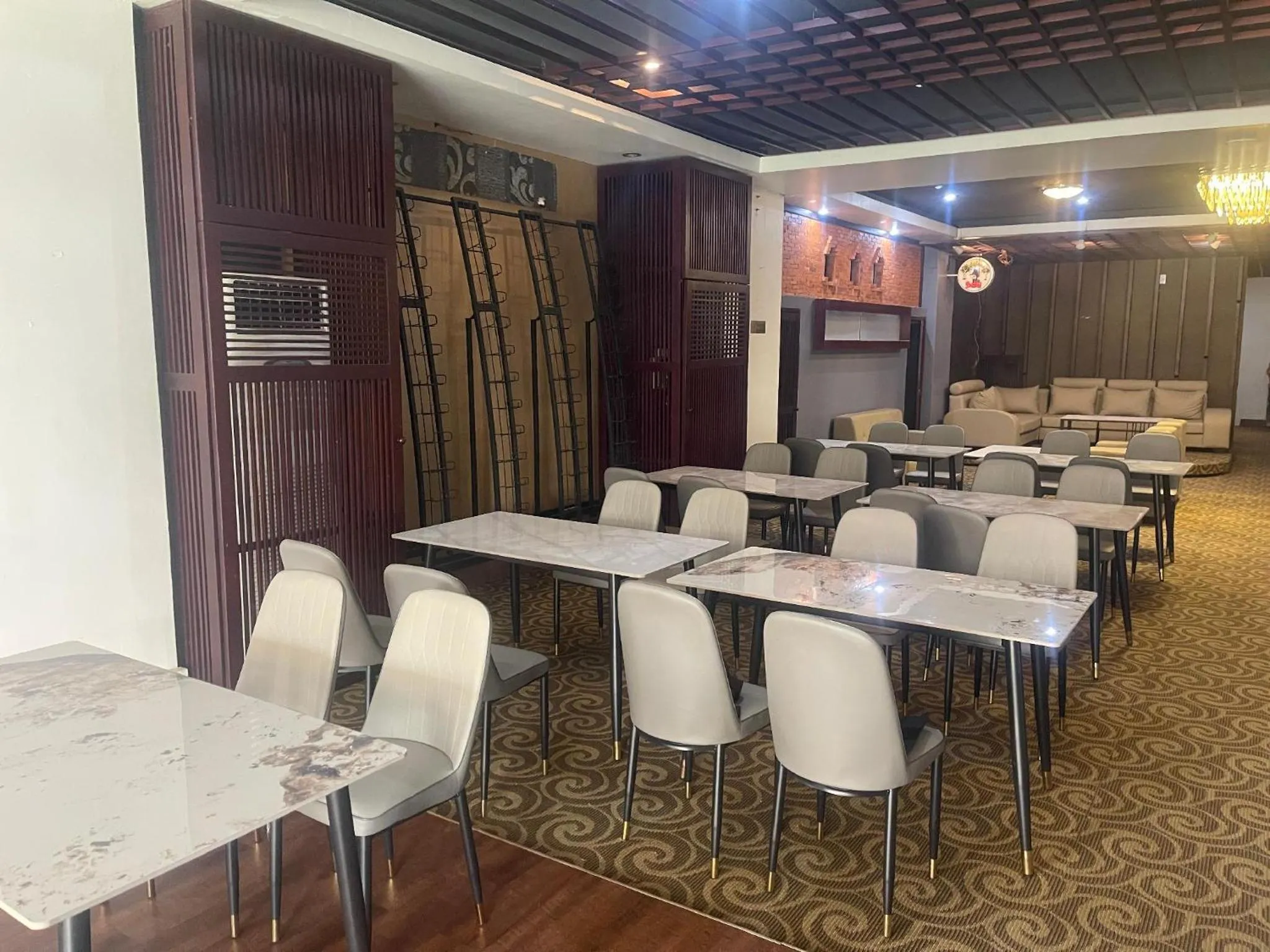 Restaurant/places to eat in Lucky city hotel