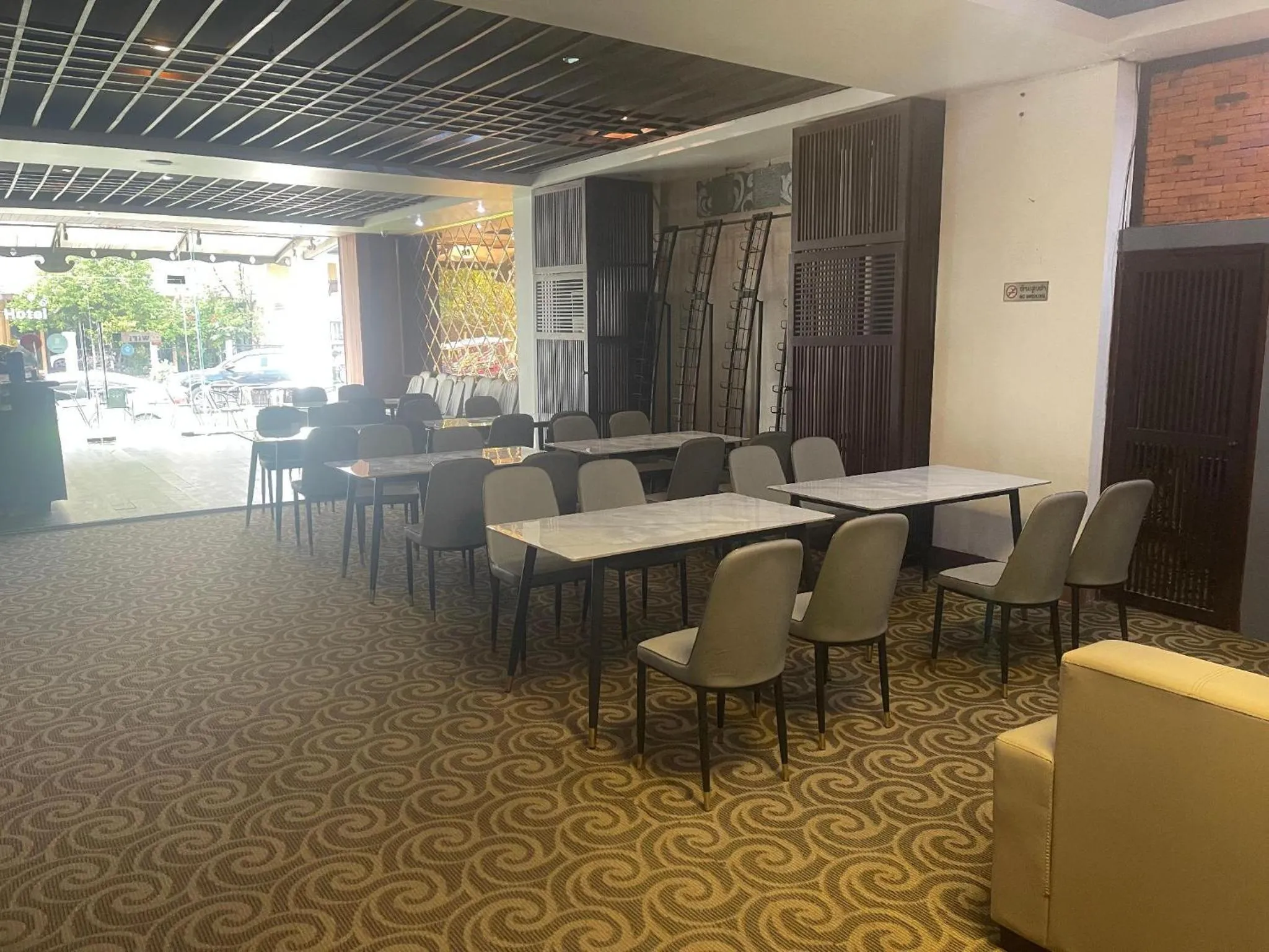 Restaurant/places to eat in Lucky city hotel