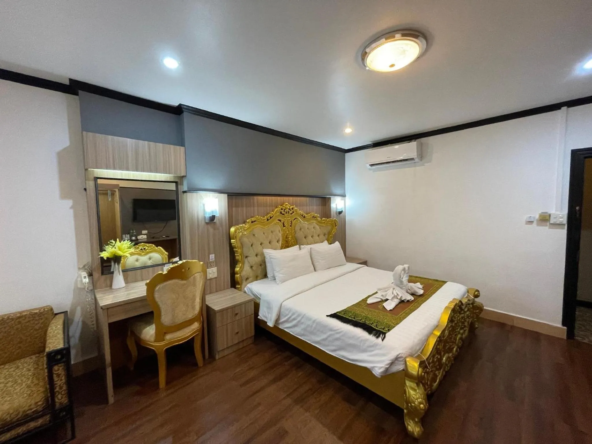 Living room, Bed in Lucky city hotel