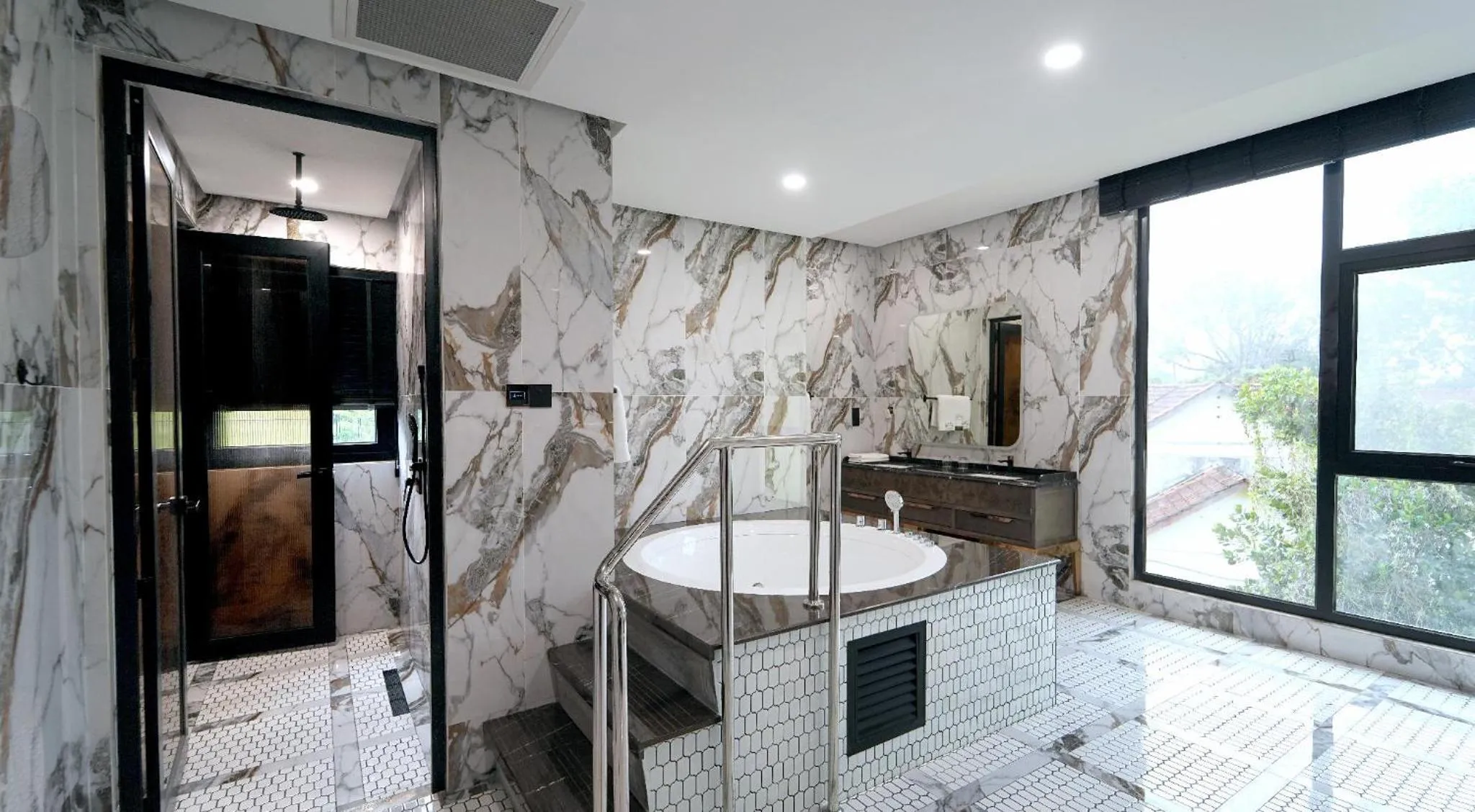 Shower in 1969 D'Kelly Hotel