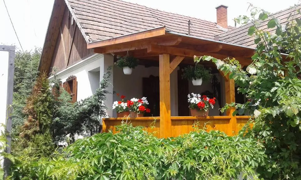 Property building in Felső Fogadó