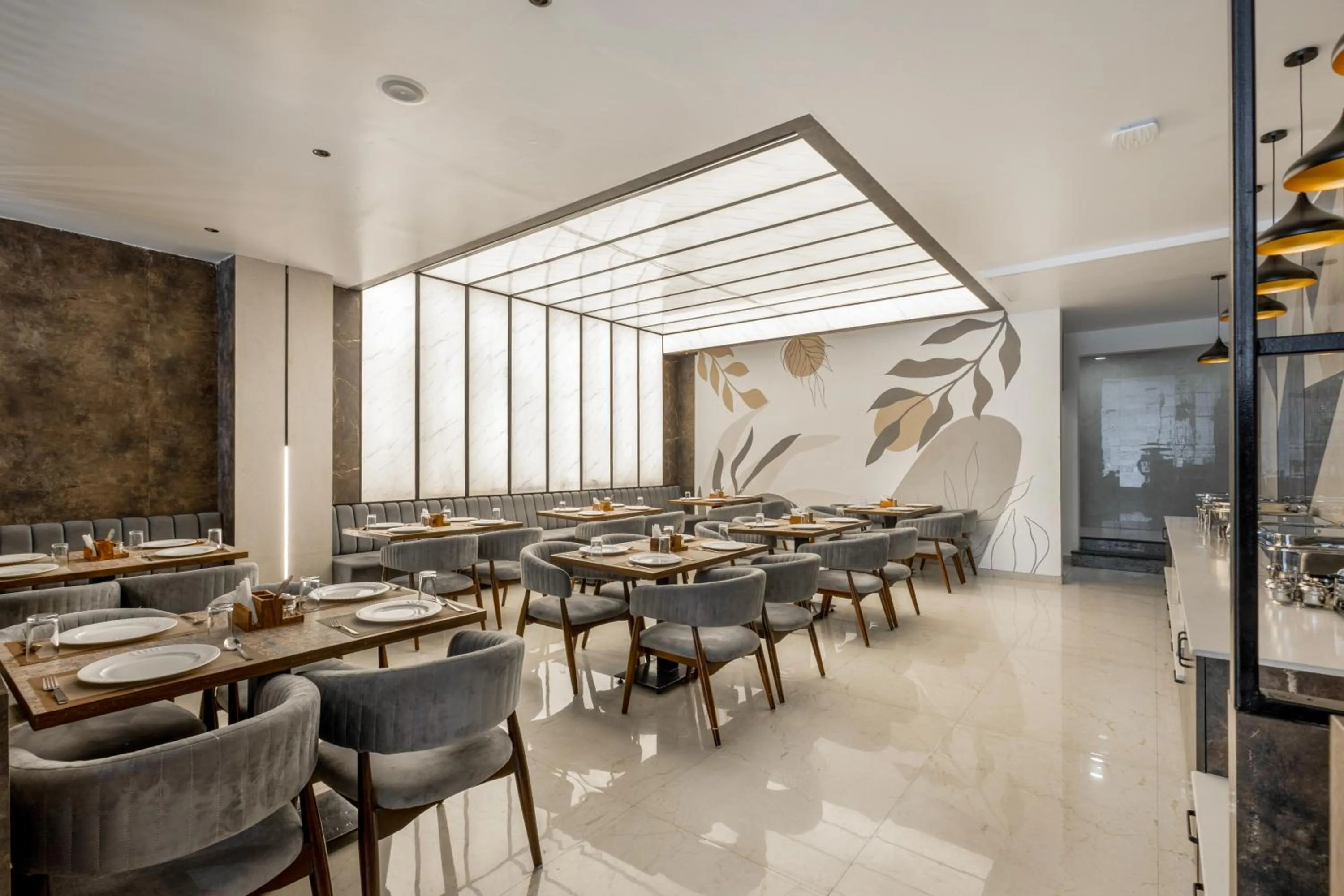 Restaurant/places to eat in ECKO La Maniere Business Hotels