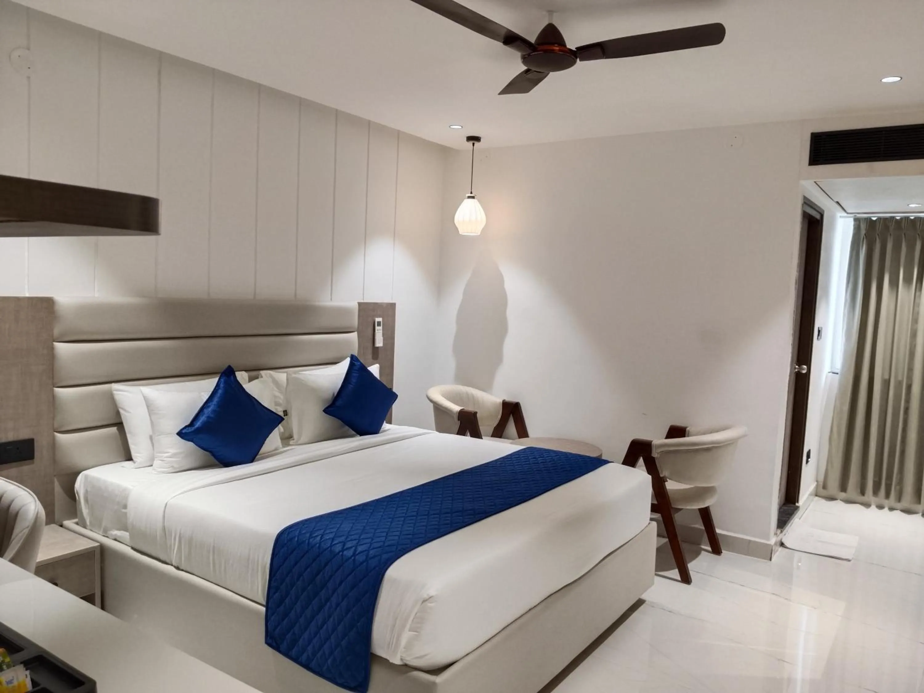 Photo of the whole room, Bed in ECKO La Maniere Business Hotels