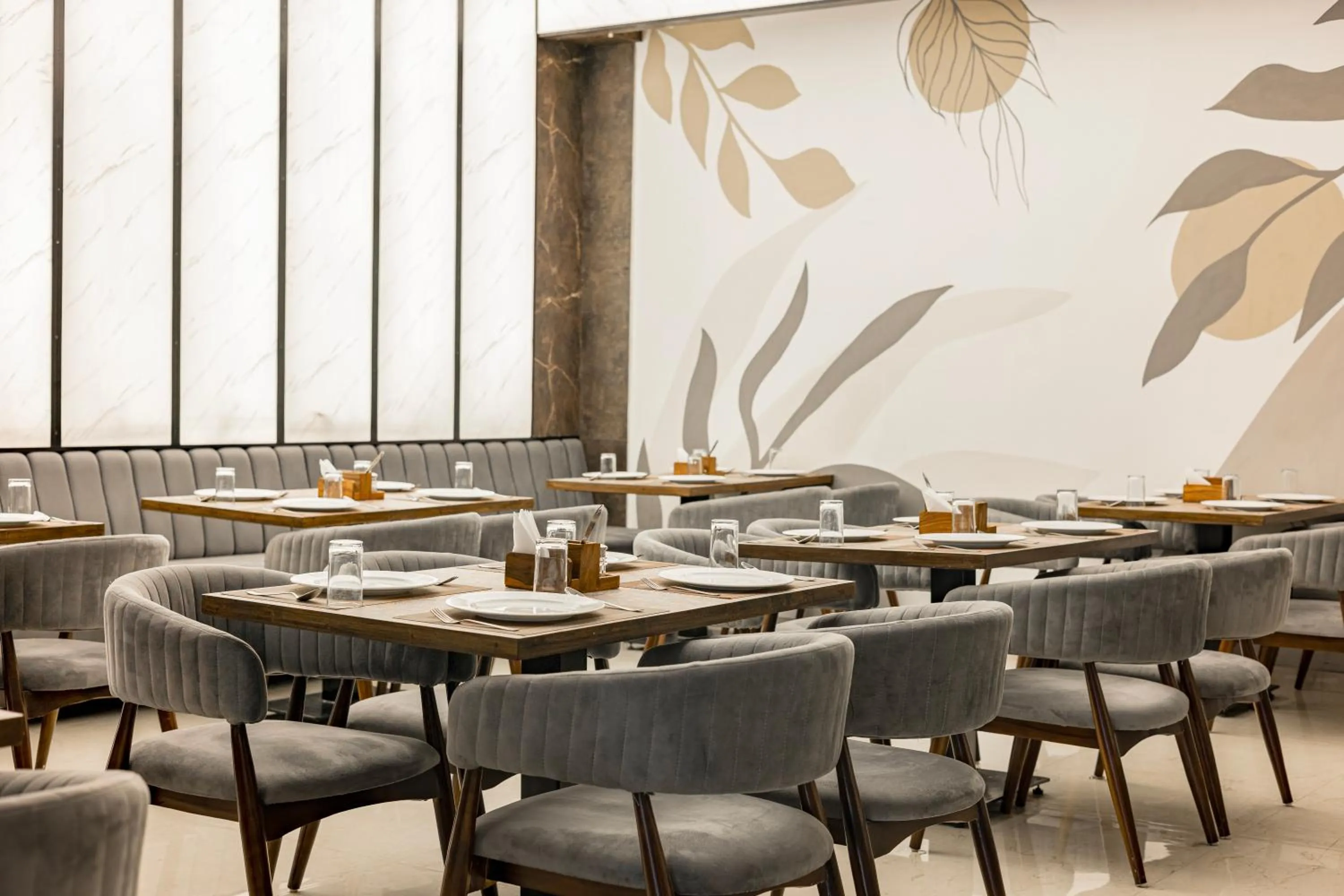 Restaurant/places to eat in ECKO La Maniere Business Hotels