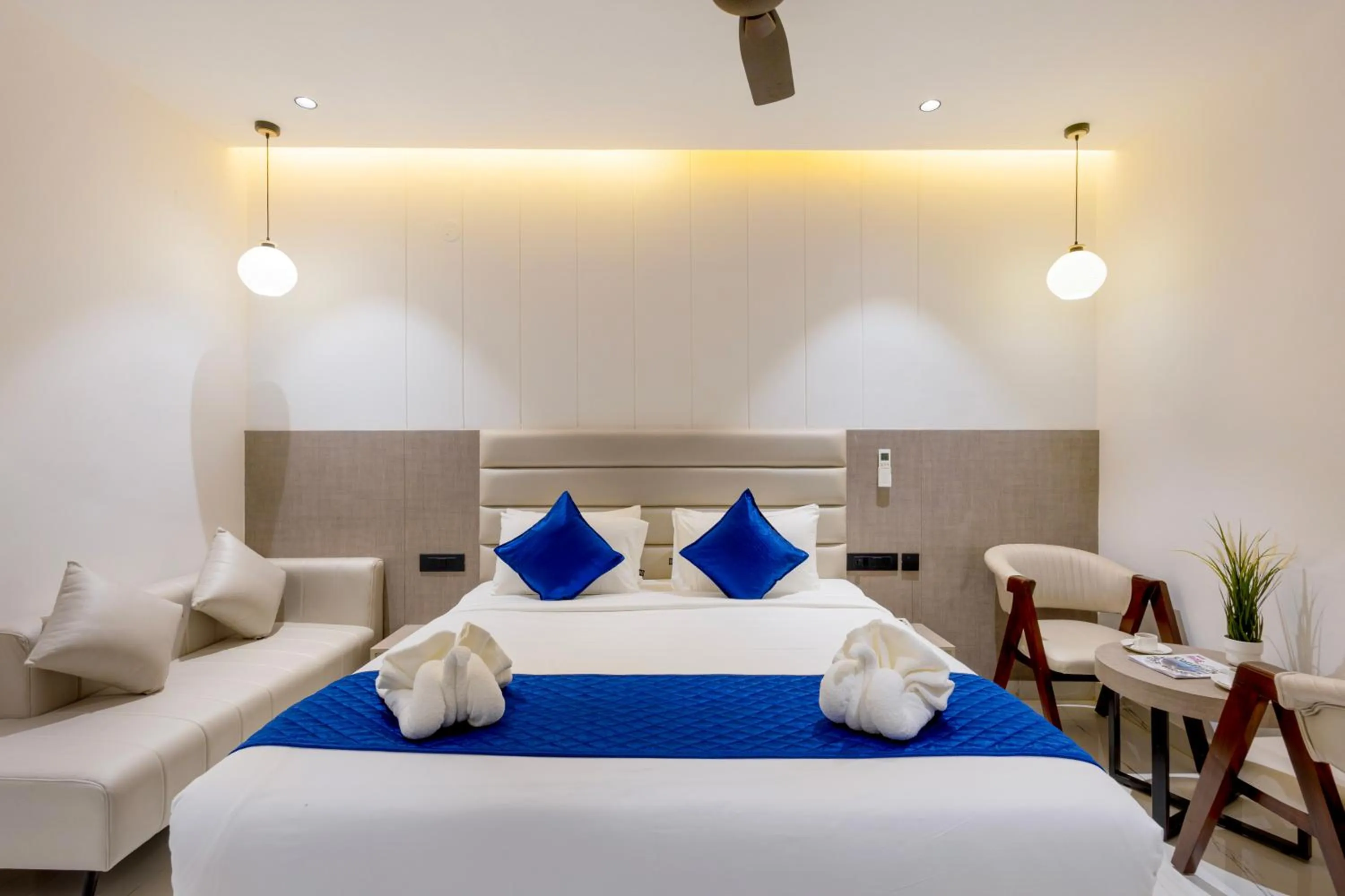 Photo of the whole room, Bed in ECKO La Maniere Business Hotels