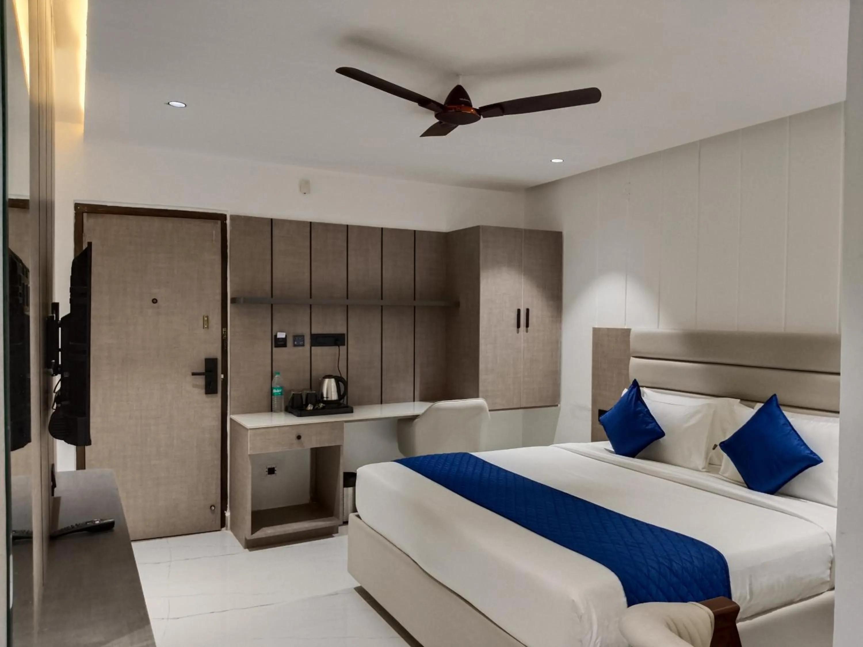 Photo of the whole room, Bed in ECKO La Maniere Business Hotels