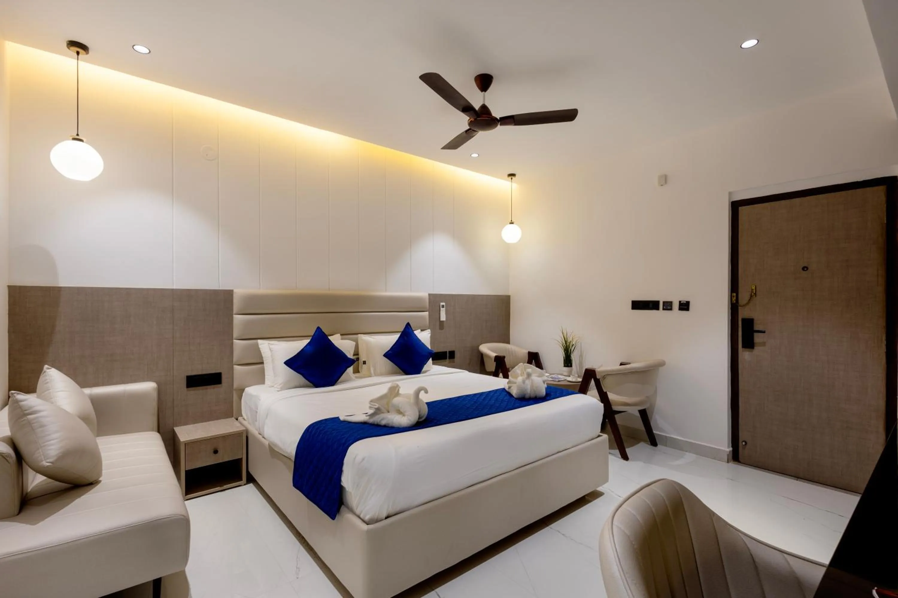 Photo of the whole room, Bed in ECKO La Maniere Business Hotels