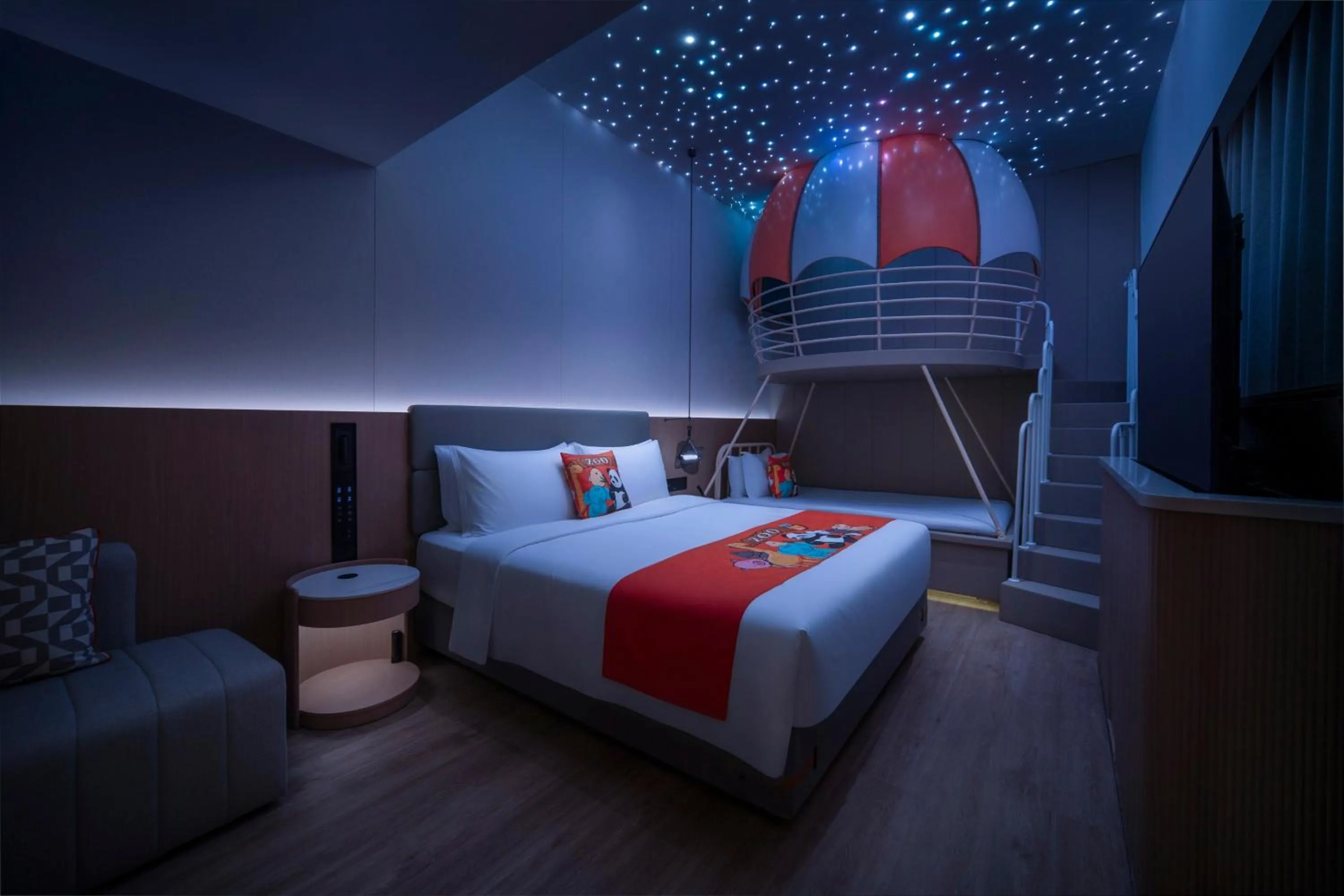 Photo of the whole room, Bed in Holiday Inn Express Shanghai on The Bund by IHG