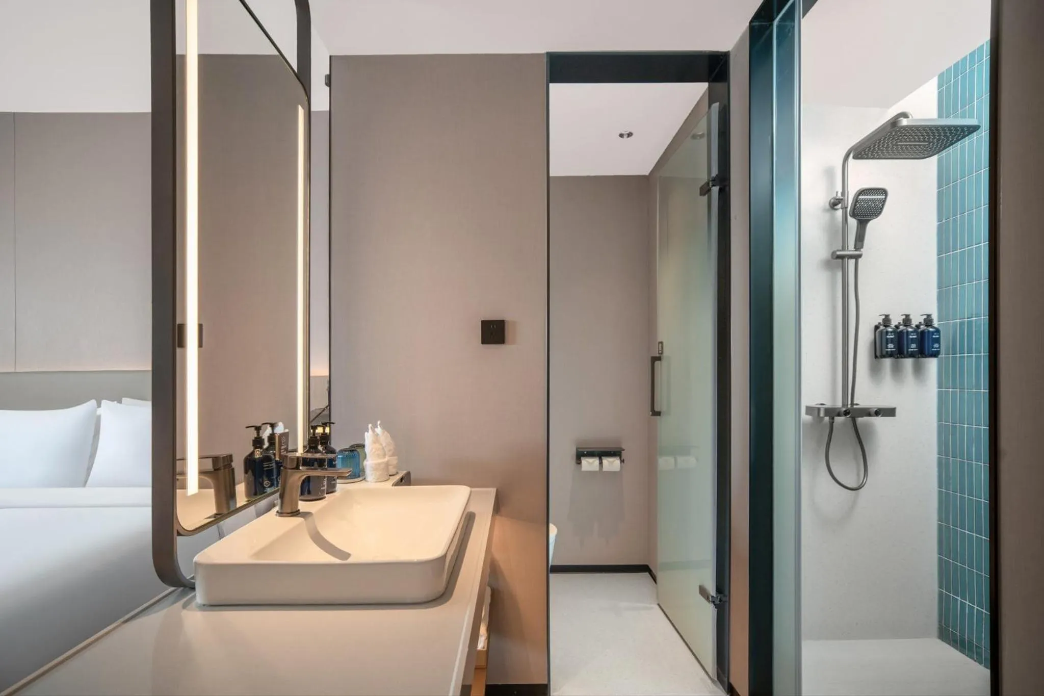 Photo of the whole room, Bed in Holiday Inn Express Shanghai on The Bund by IHG