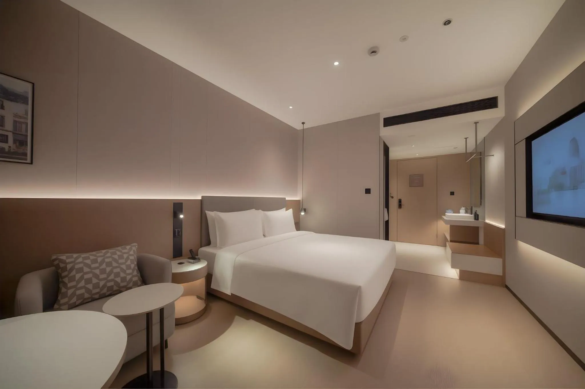 Photo of the whole room, Bed in Holiday Inn Express Shanghai on The Bund by IHG