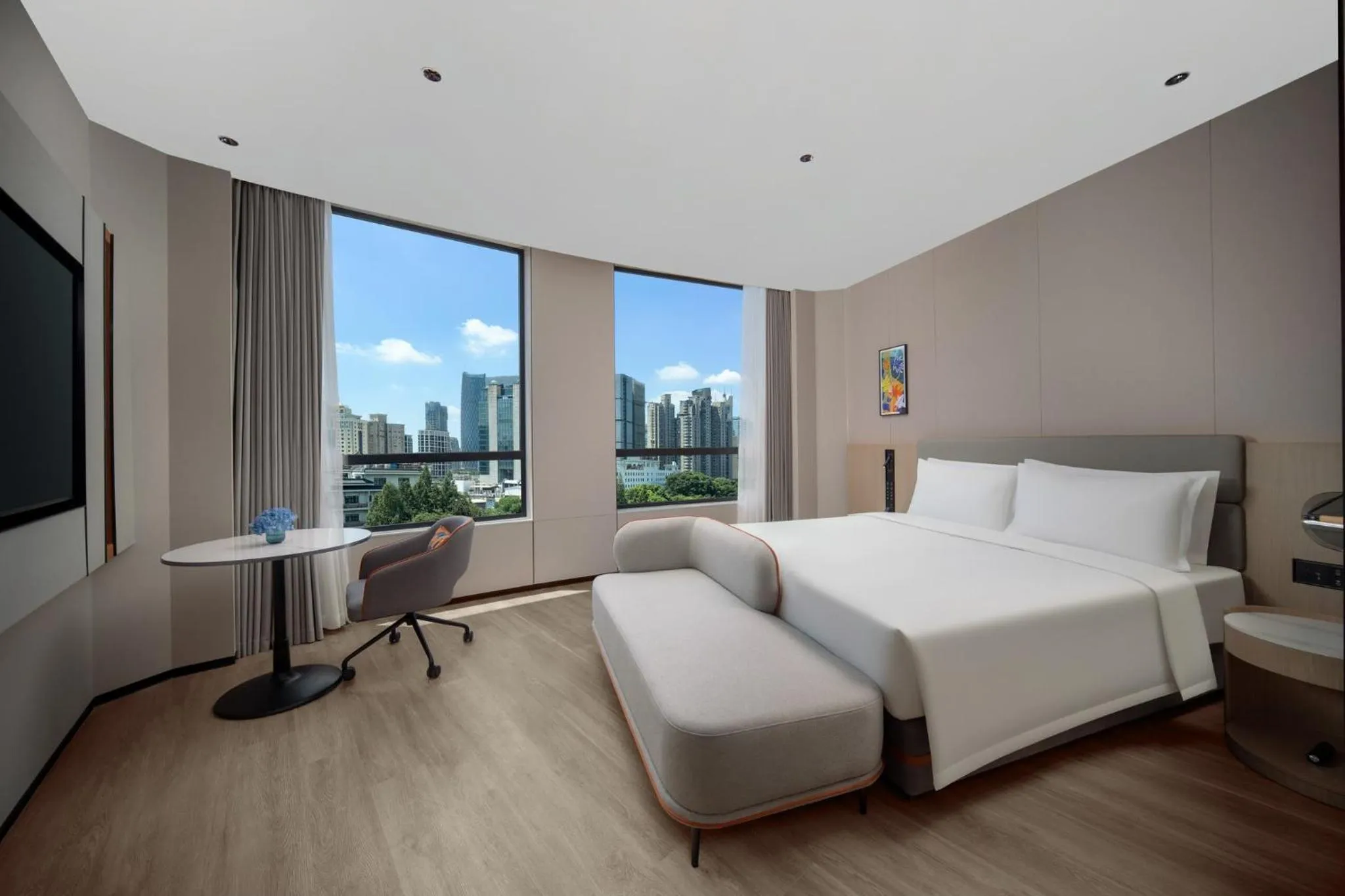 Photo of the whole room, Bed in Holiday Inn Express Shanghai on The Bund by IHG