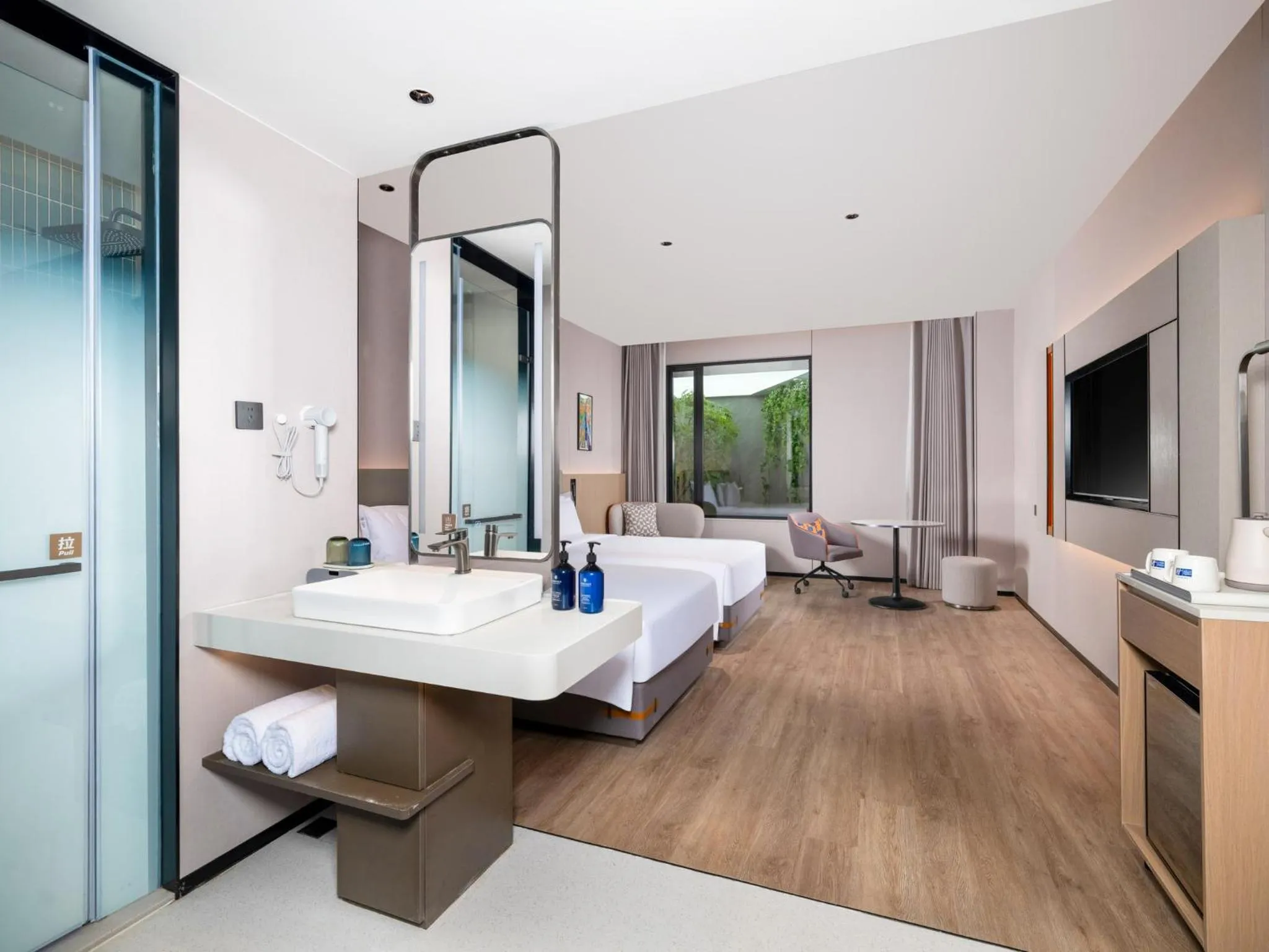 Photo of the whole room, Bed in Holiday Inn Express Shanghai on The Bund by IHG