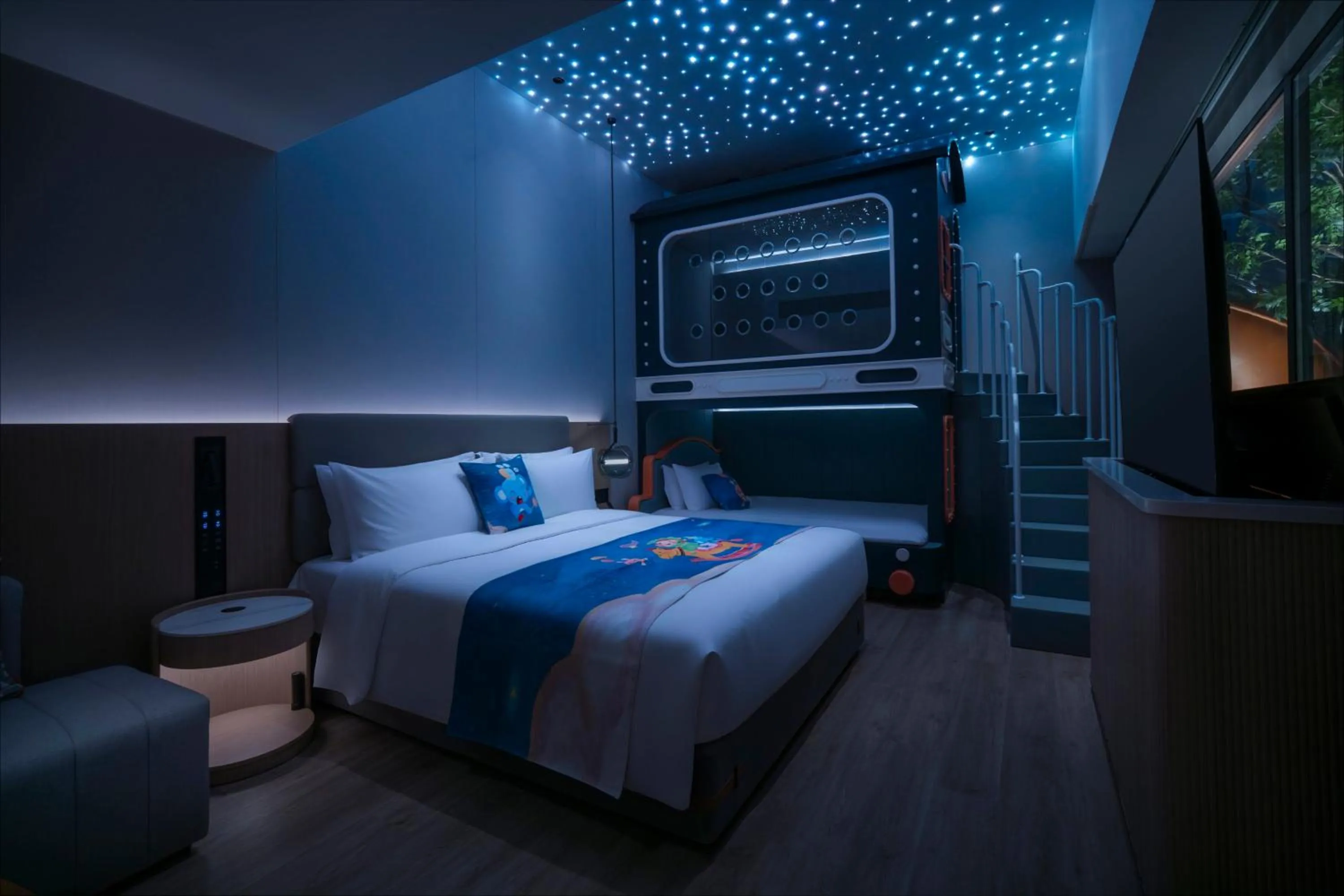 Photo of the whole room, Bed in Holiday Inn Express Shanghai on The Bund by IHG