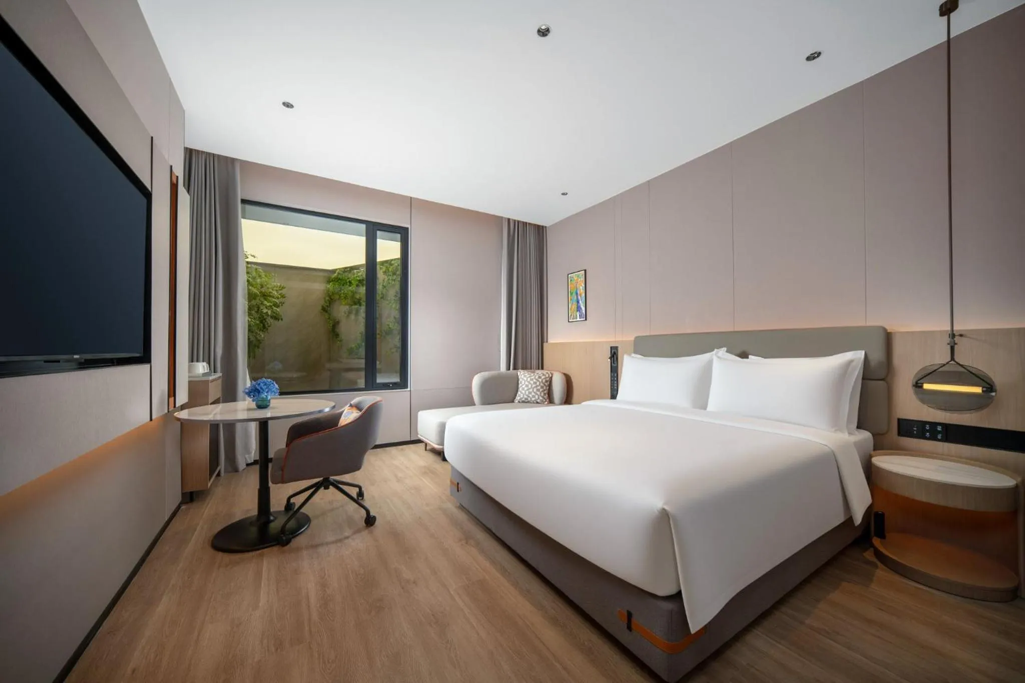 Photo of the whole room, Bed in Holiday Inn Express Shanghai on The Bund by IHG