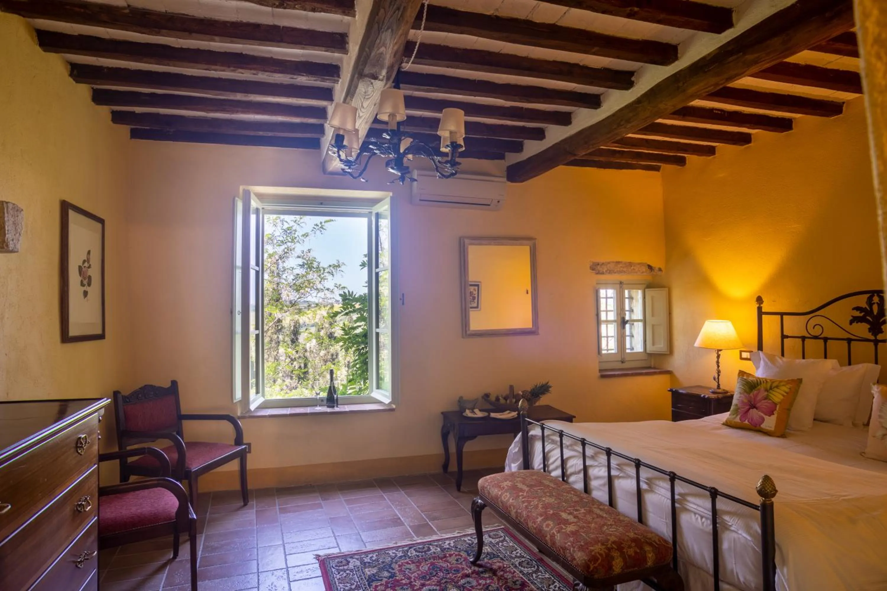 Photo of the whole room in Borgo Laticastelli