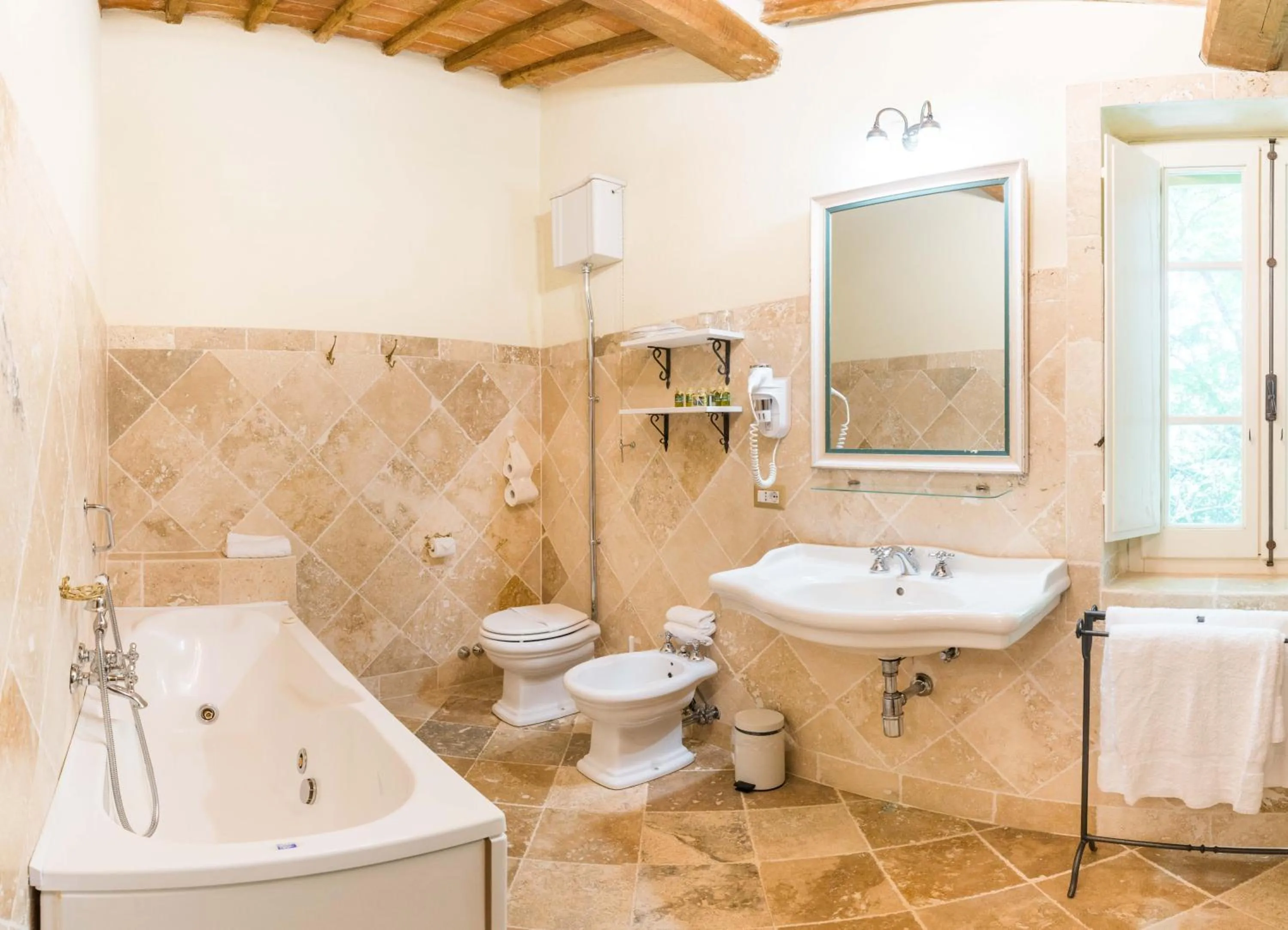 Toilet in Borgo Laticastelli