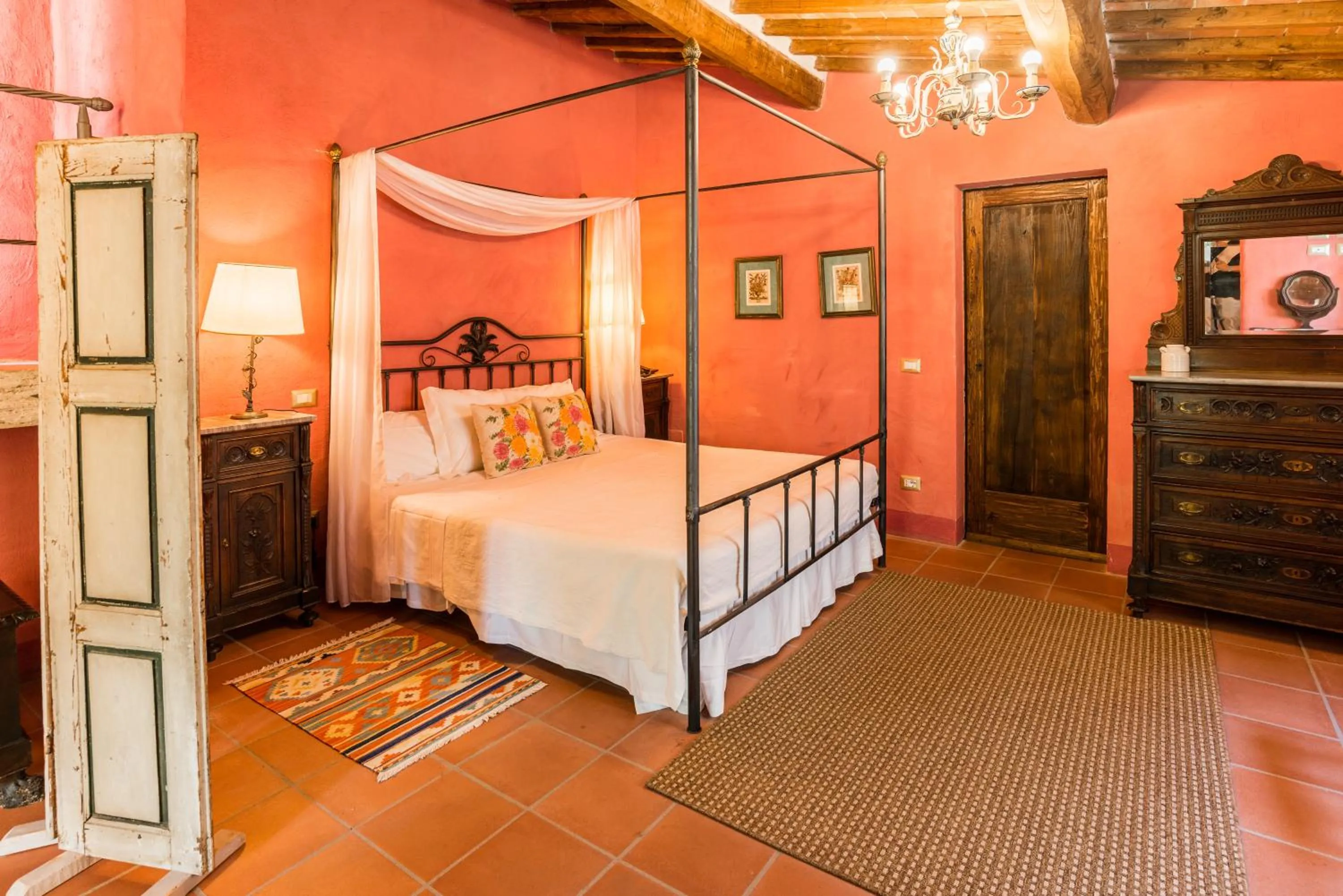 Photo of the whole room in Borgo Laticastelli