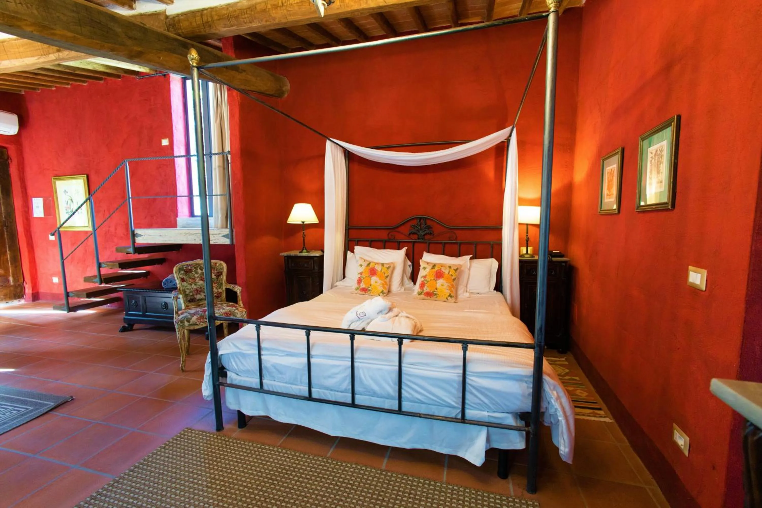 Photo of the whole room in Borgo Laticastelli