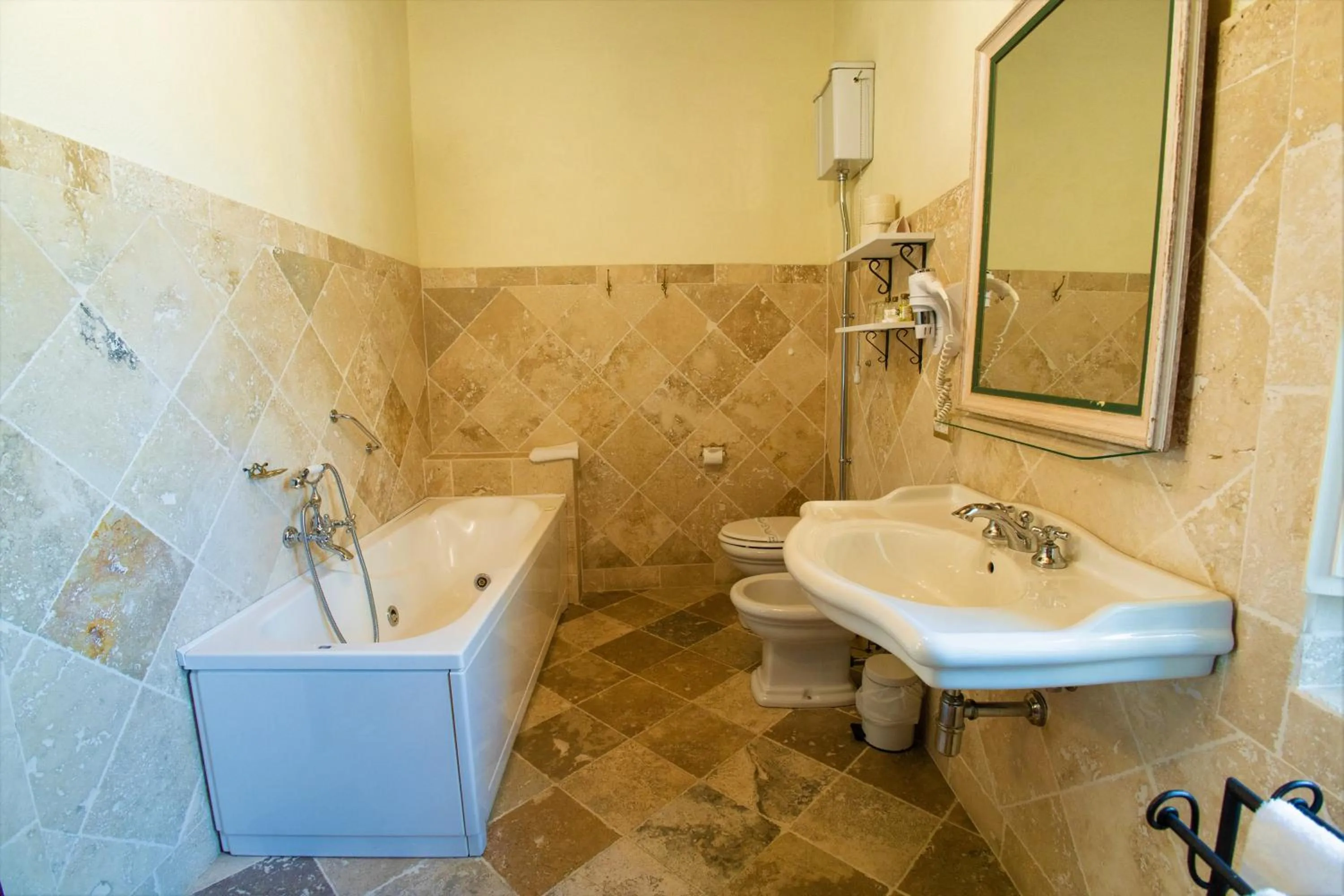 Bathroom in Borgo Laticastelli