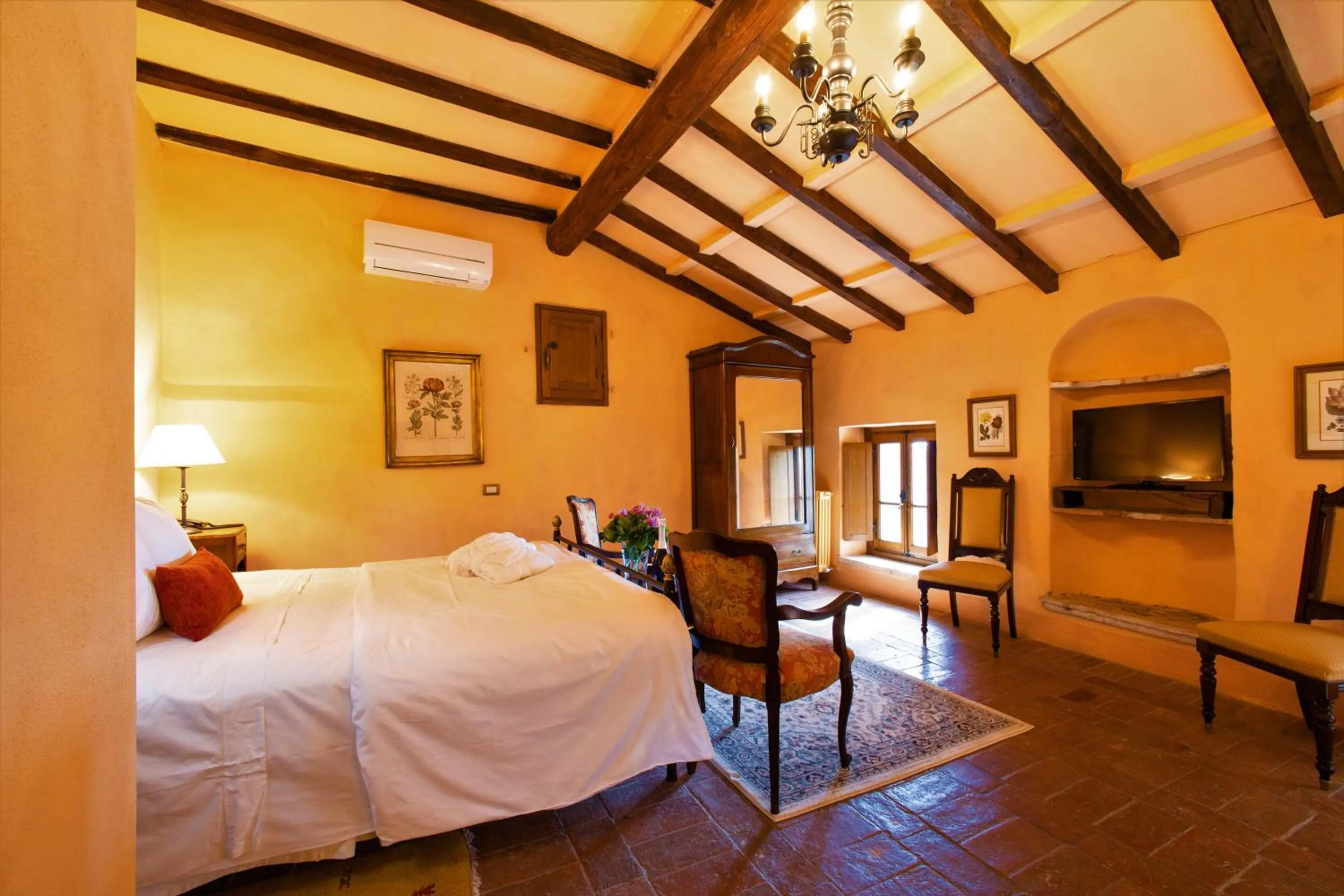 Photo of the whole room in Borgo Laticastelli