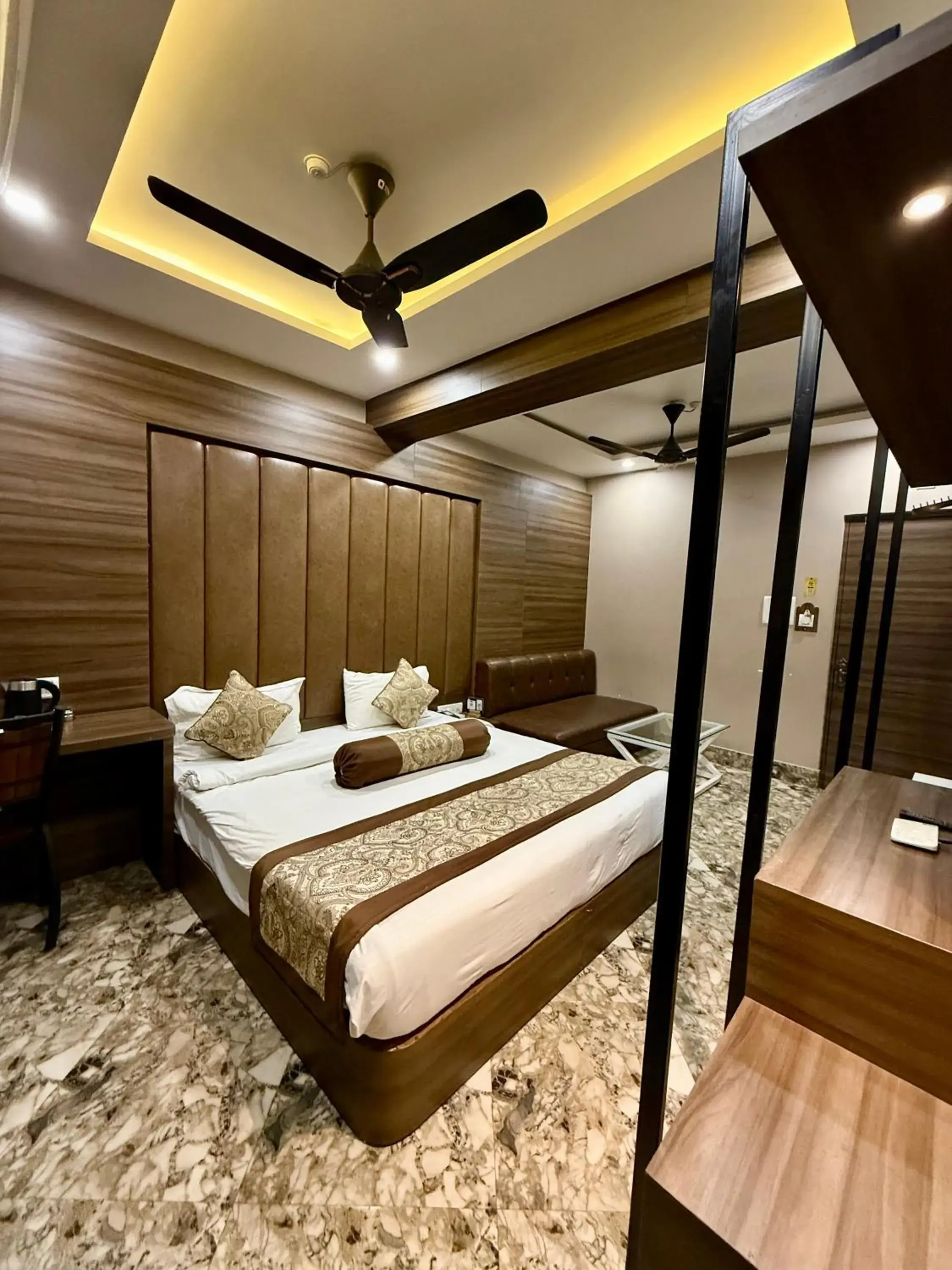 Superior King Room - single occupancy in Hotel Ganpati Superior King Room - single occupancy in Hotel Ganpati