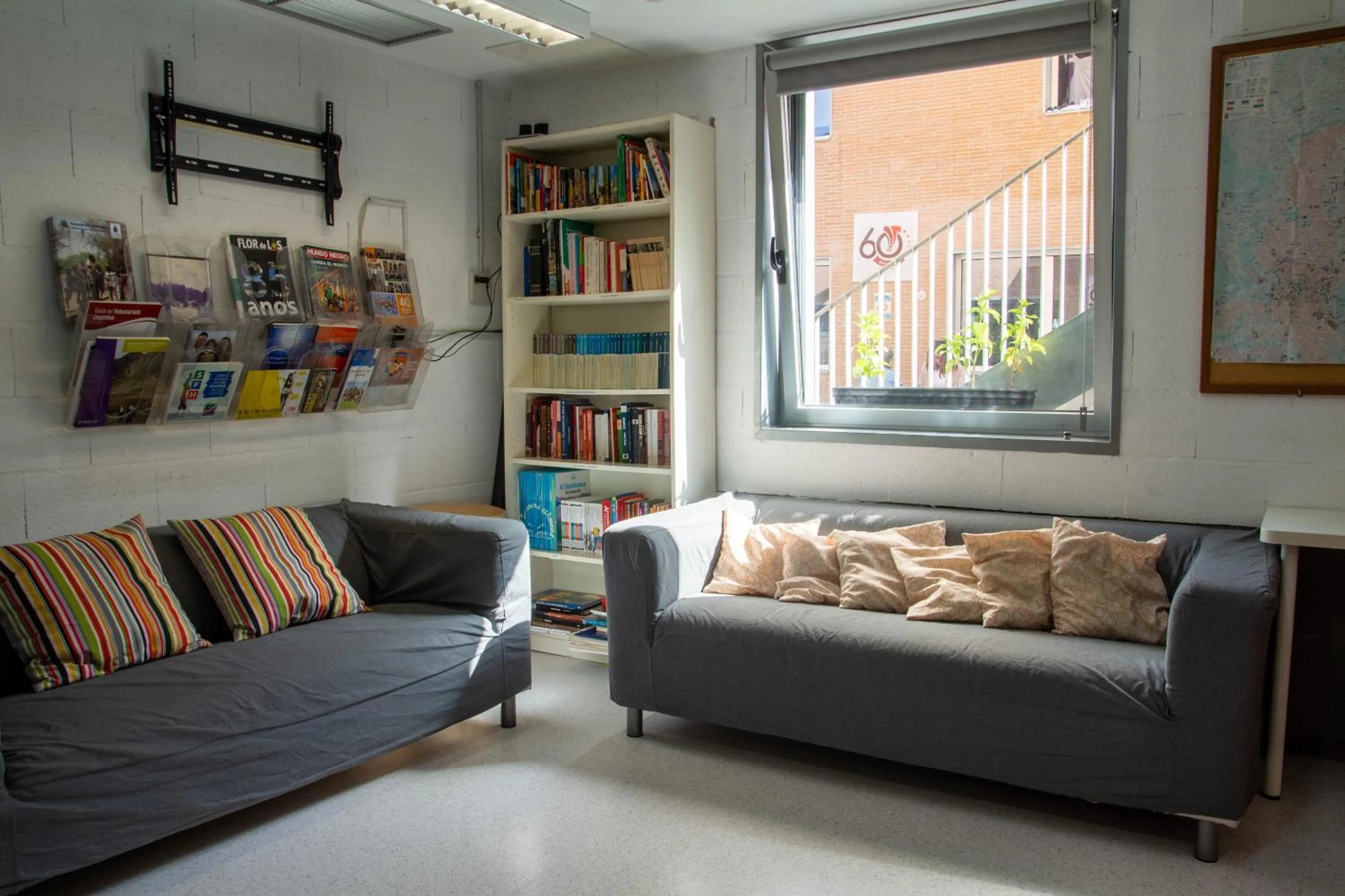 Communal lounge/ TV room in Scout Madrid Hostel