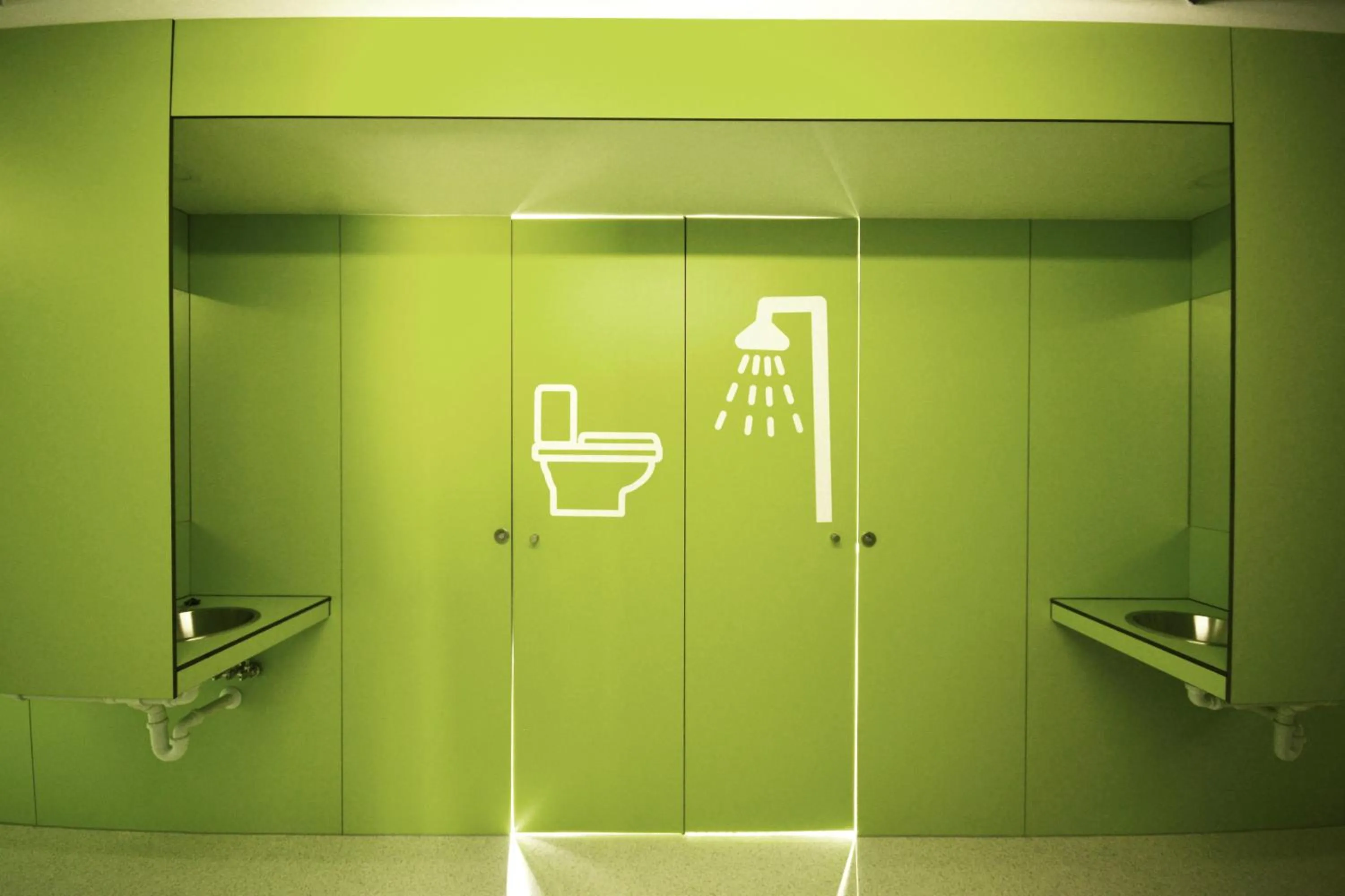 Shower in Scout Madrid Hostel