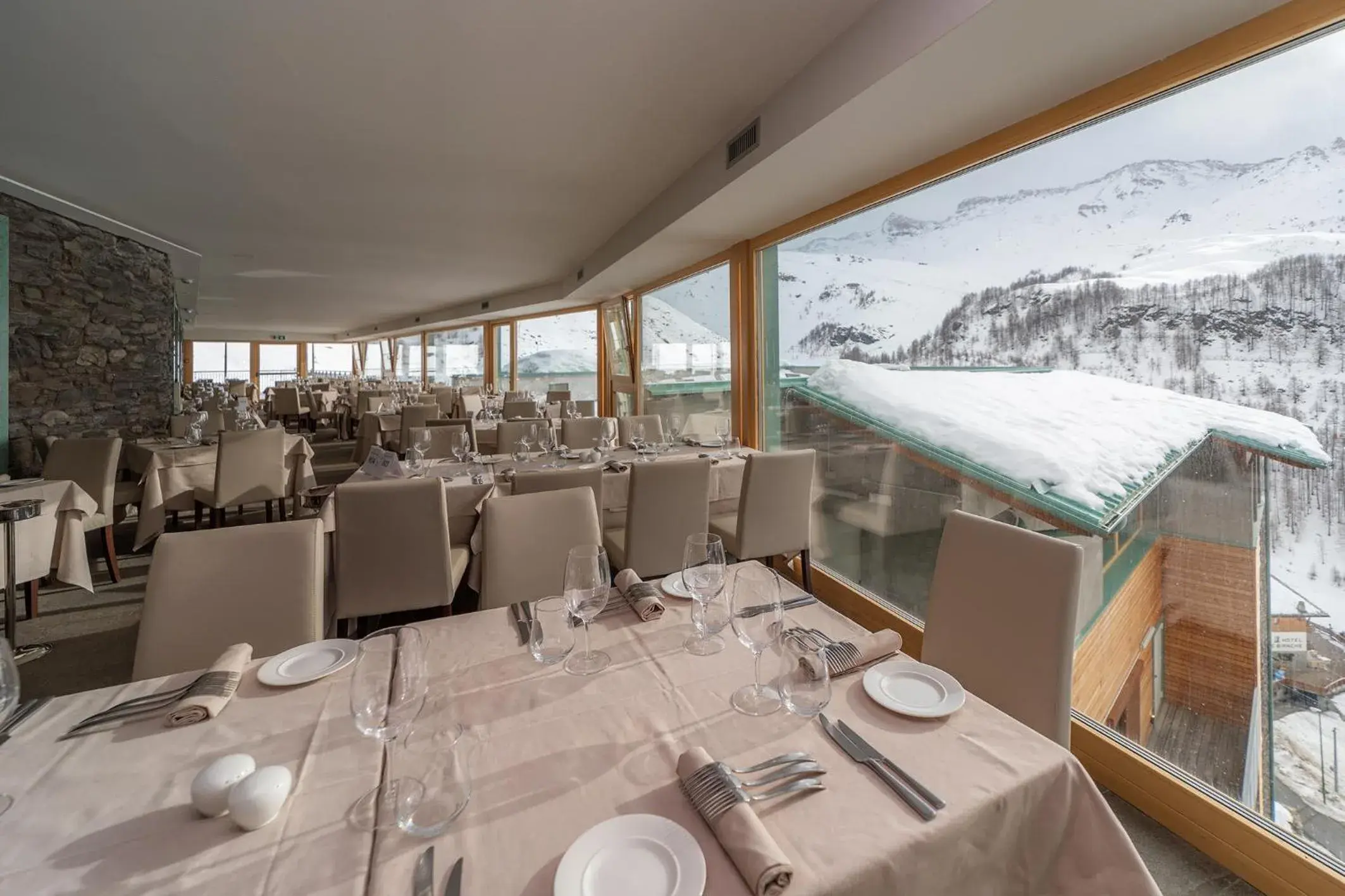 Restaurant/places to eat in White Angel Hotel Restaurant/places to eat in White Angel Hotel